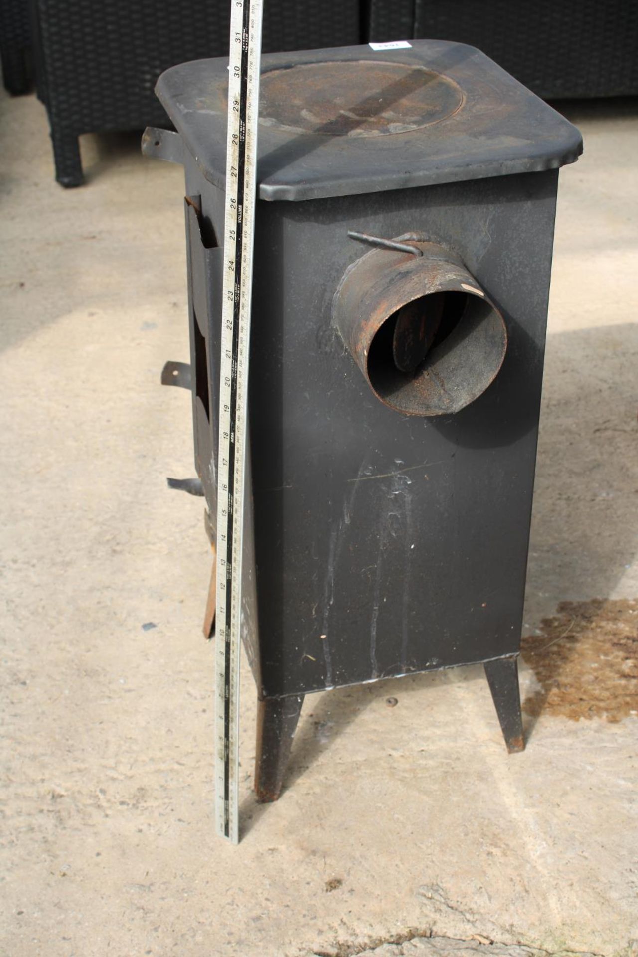 A VINTAGE CAST IRON STOVE - Image 5 of 5