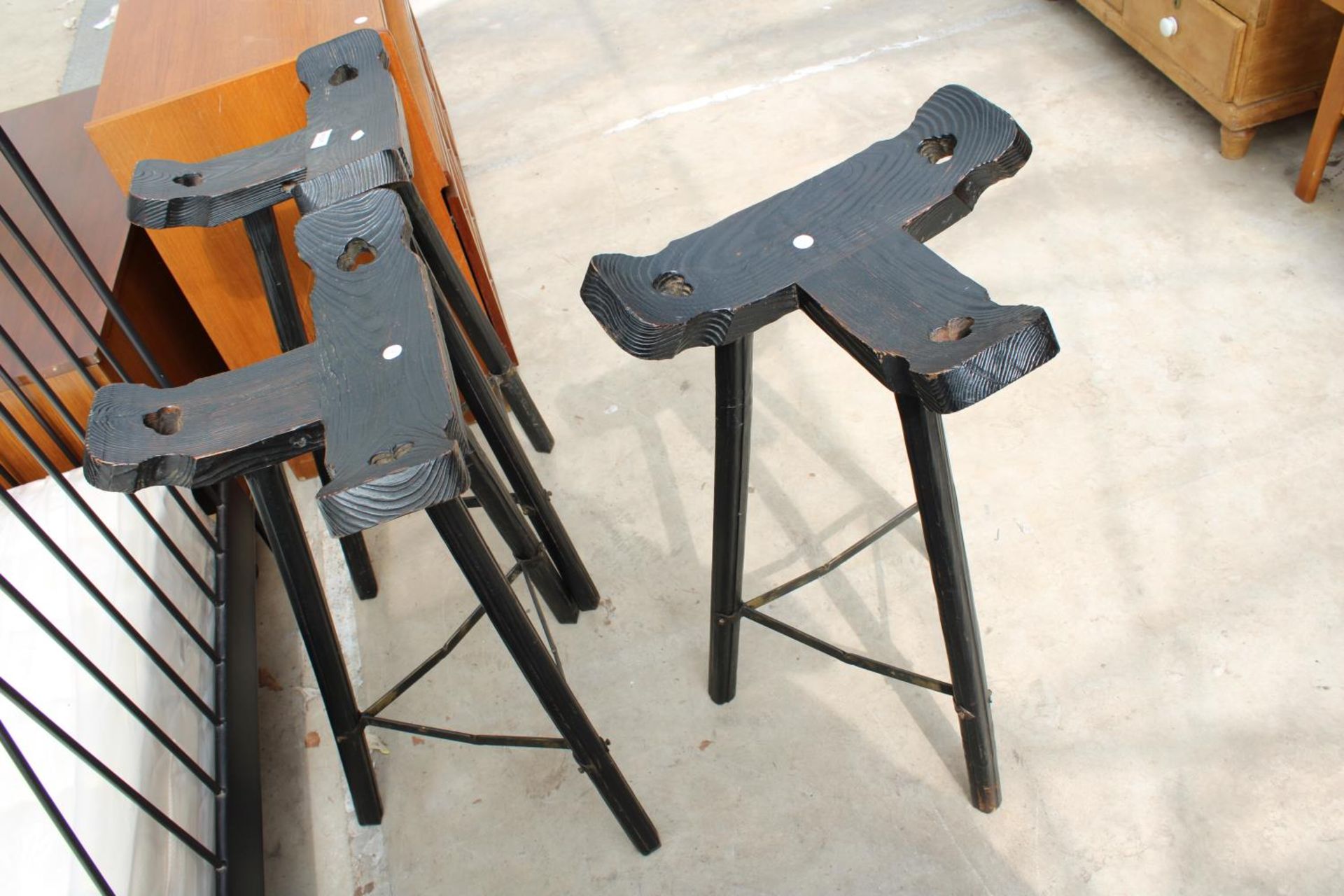 A SET OF 3 MARBELLA STYLE TALL STOOLS - Image 3 of 3