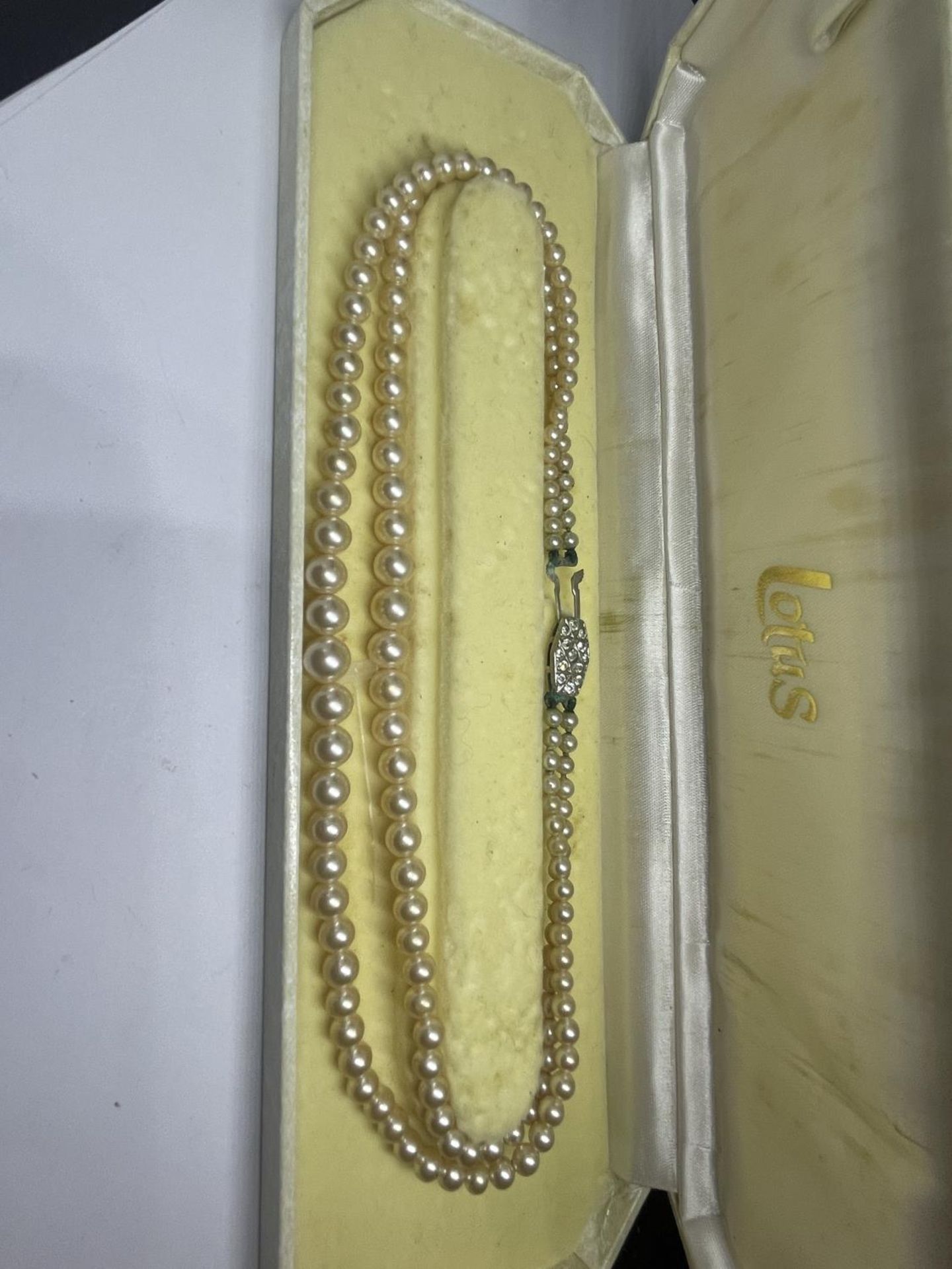 A SET OF LOTUS DOUBLE STRAND PEARLS IN A PRESENTATION BOX - Image 2 of 3