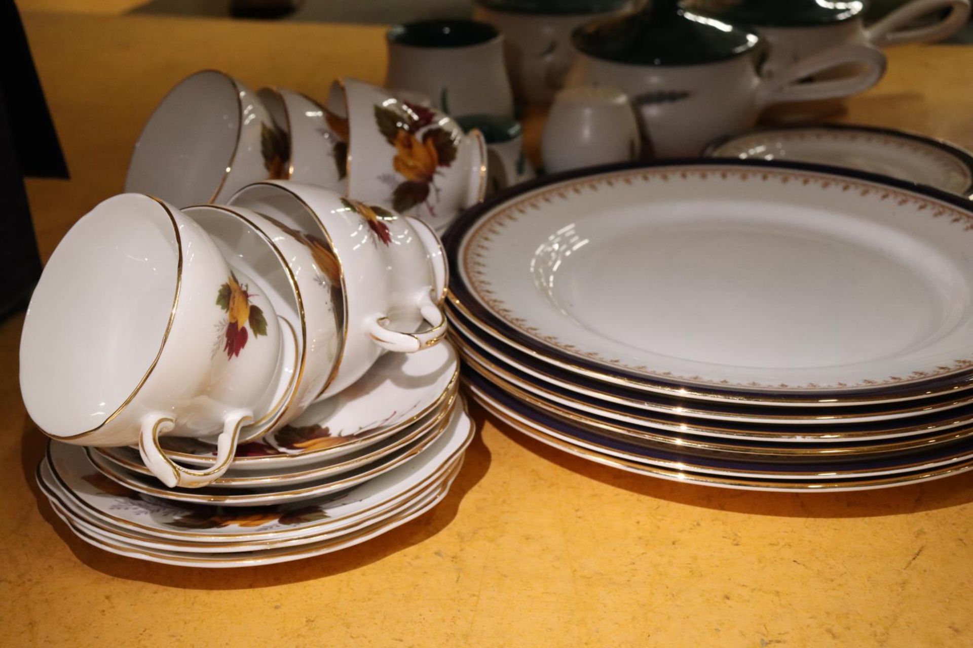 A QUANTITY OF DINNER AND TEAWARE TO INCLUDE DENBY LIDDED SOUP BOWLS AND A CRUET SET, DUCHESS CUPS, - Image 2 of 4