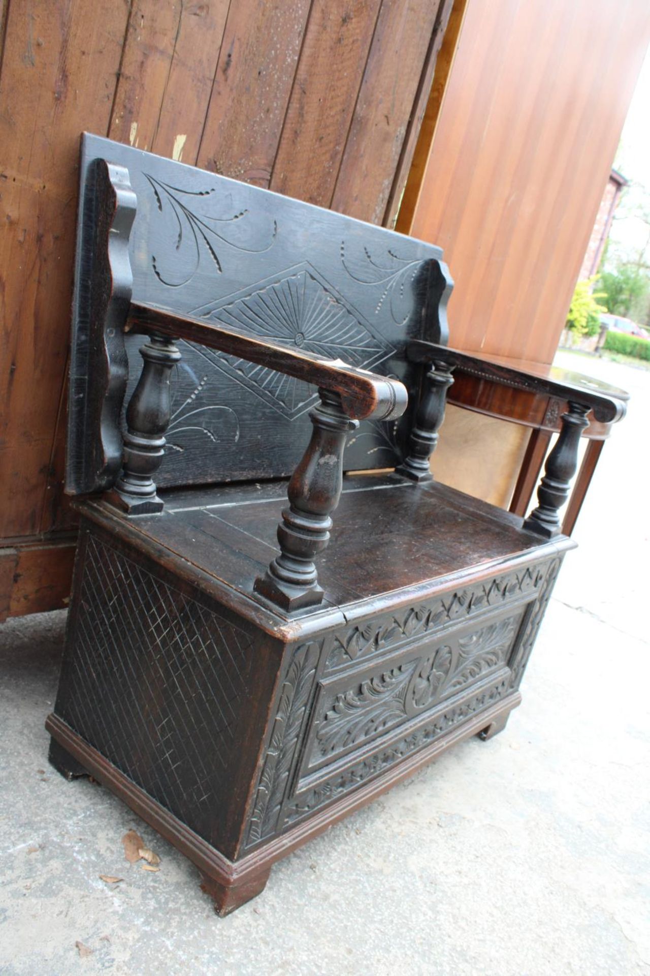 AN EARLY 20TH CENTURY OAK MONKS BENCH WITH CARVED PANELS - Image 2 of 7