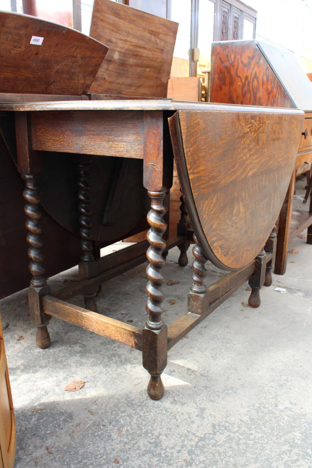 AN EARLY 20TH CENTURY OAK GATE-LEG DINING TABLE ON BARLEY-TWIST LEGS, 57" X 42" OPENED - Image 2 of 3