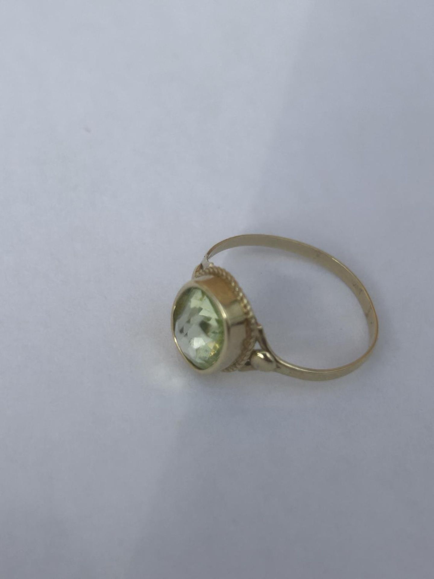 A 14CT GOLD RING WITH A PERIDOT GEMSTONE, SIZE N, WEIGHT 1.65 G - Bild 3 aus 3