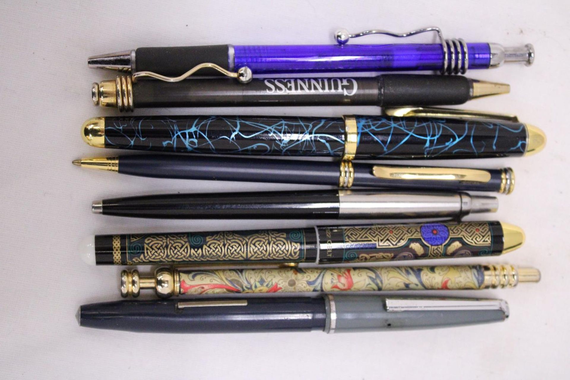 A COLLECTION OF EIGHT VINTAGE PENS - Image 3 of 3