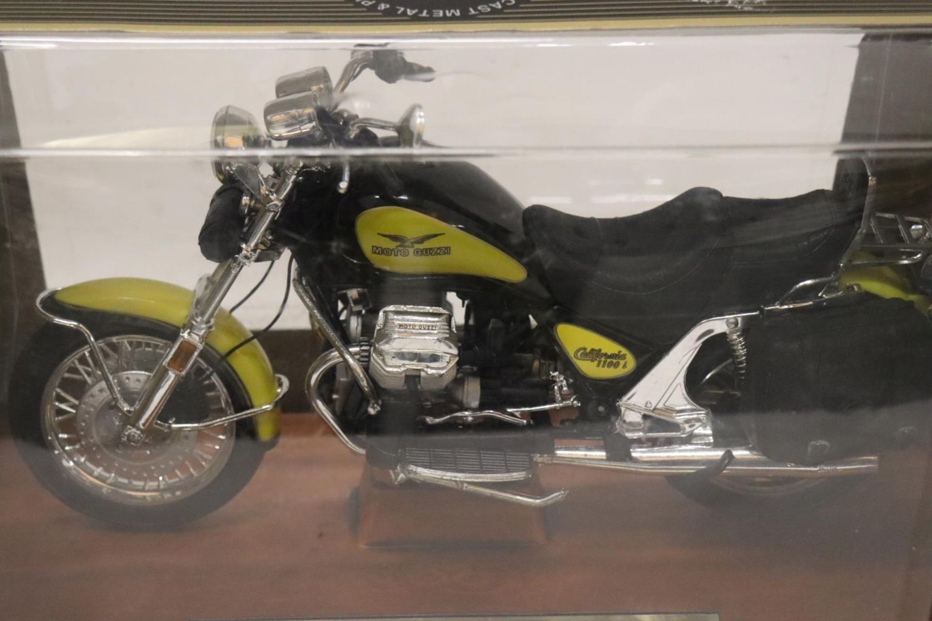 A LARGE AS NEW AND BOXED MOTO GUZZI MOTORBIKE - Bild 6 aus 6