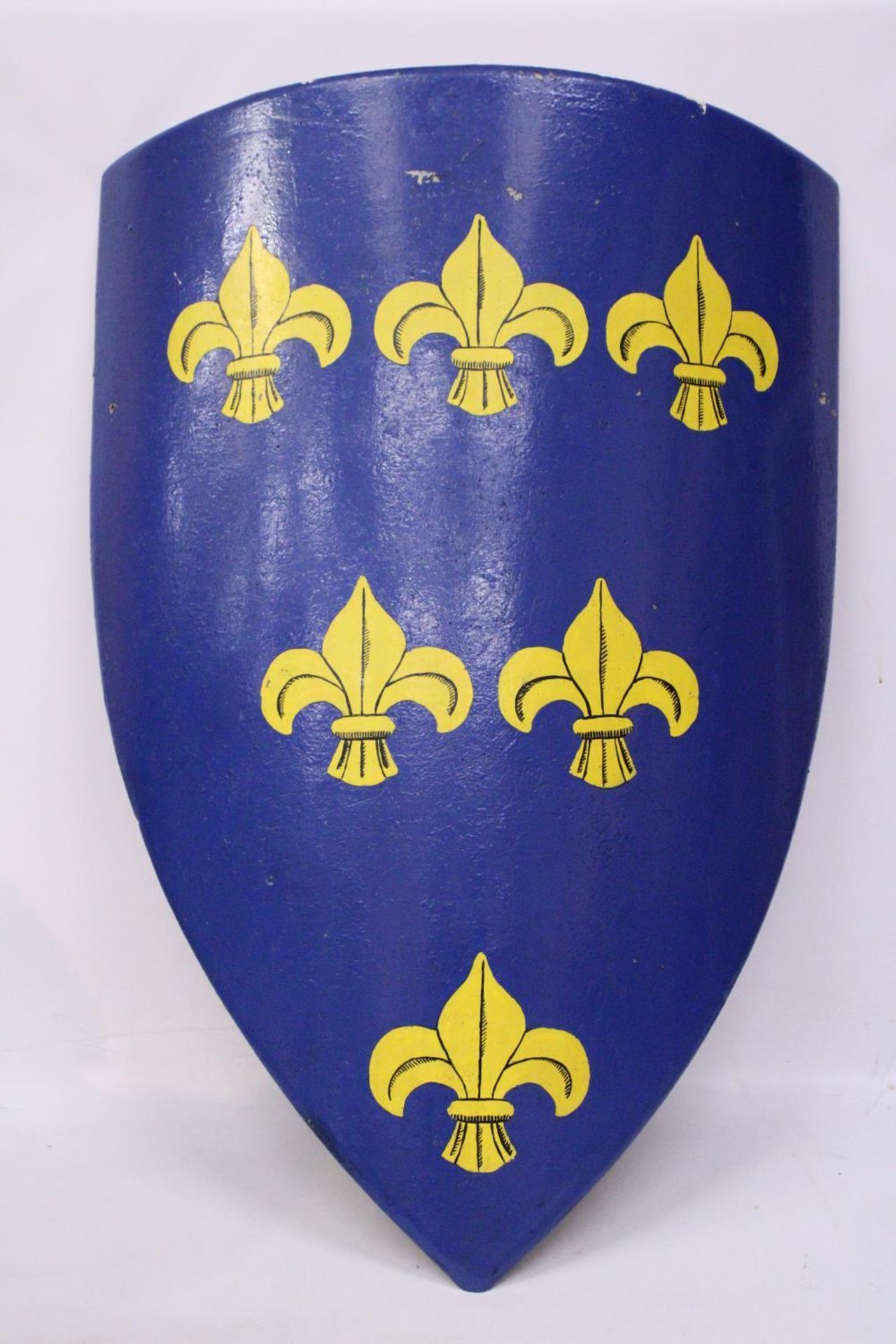 A LARGE VINTAGE HAND PAINTED WALL SHIELD, HEIGHT 106CM. THE SHIELD WITH BLUE BACKGROUND WITH SIX