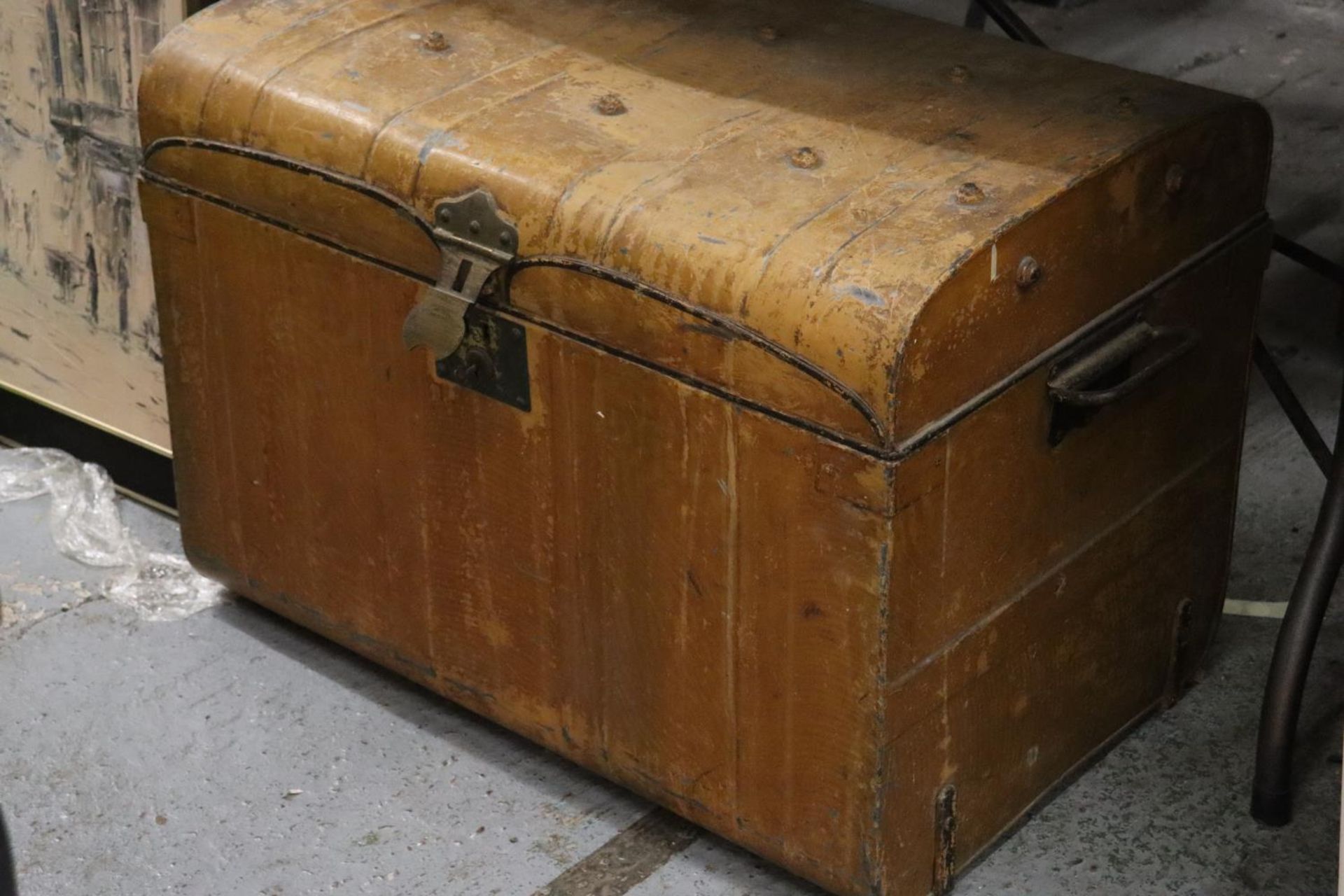 A WW2 MILITARY CHEST WITH BRASS LOCK - Image 3 of 6