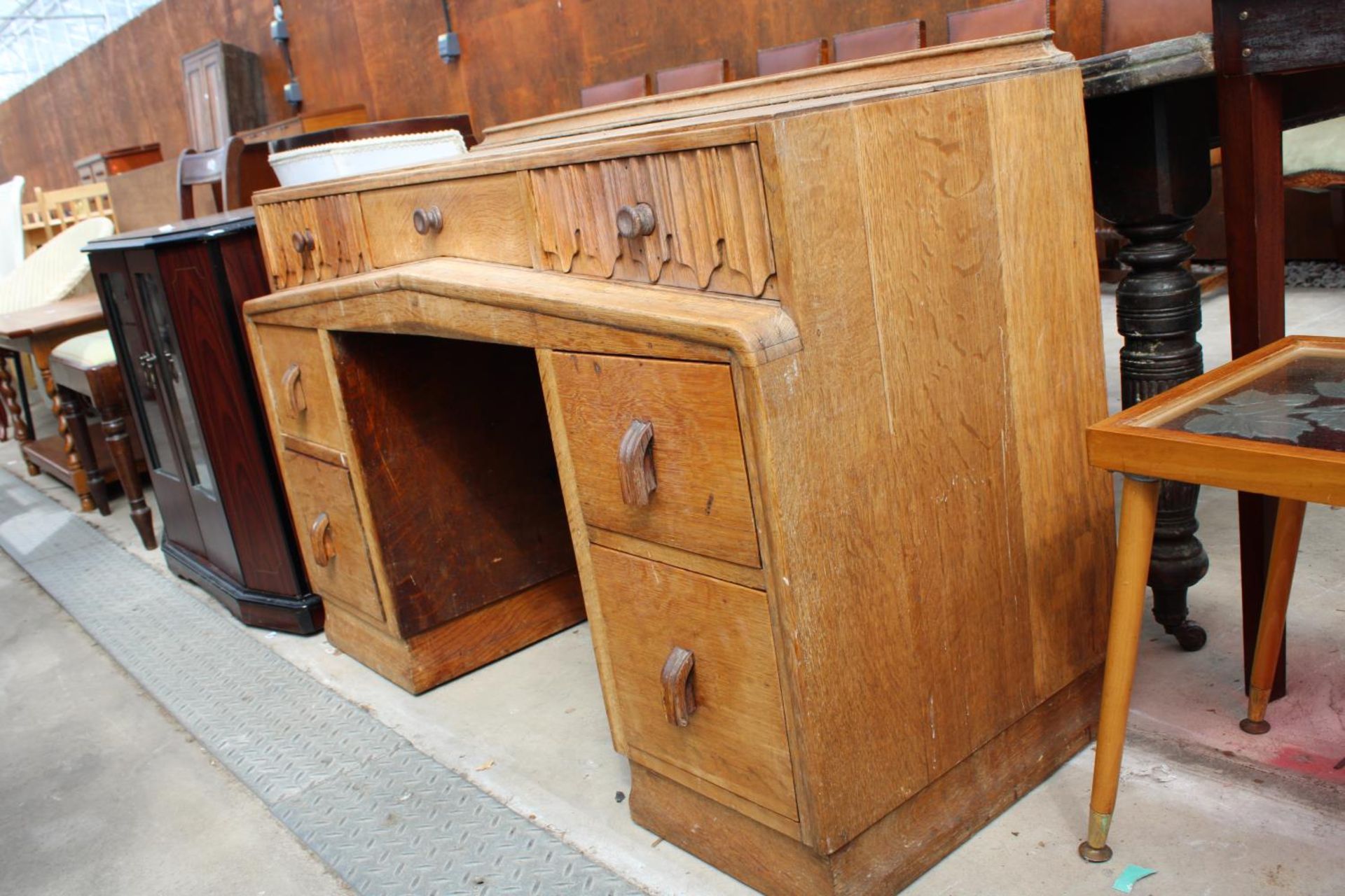 A MID 20TH CENTURY OAK DRESSING TABLE BASE - Image 2 of 3