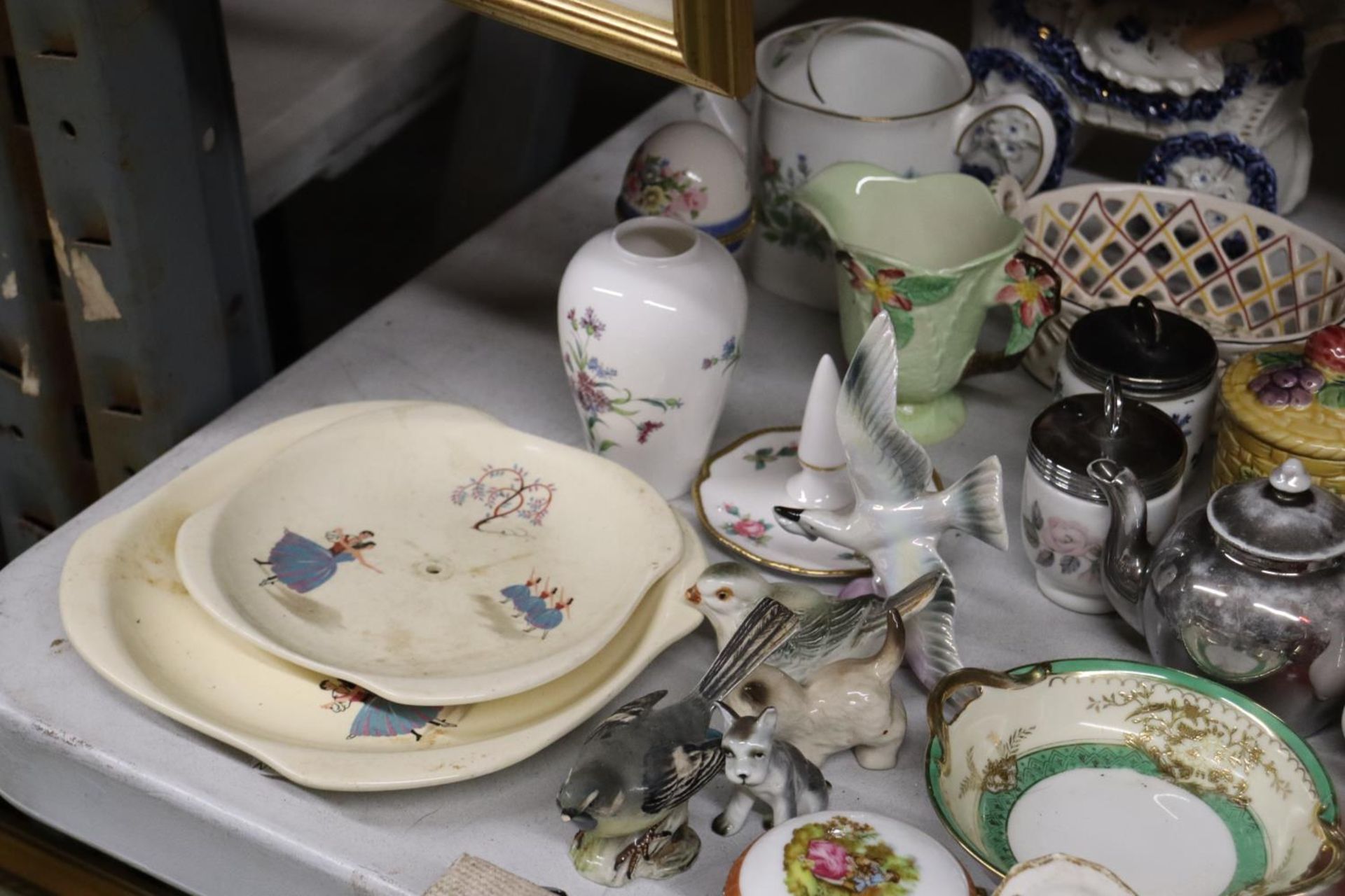 A LARGE, VINTAGE COLLECTION OF CERAMICS TO INCLUDE FIGURES, BIRDS, JUGS, BOWLS, SMALL PLATES, ETC - Image 5 of 6