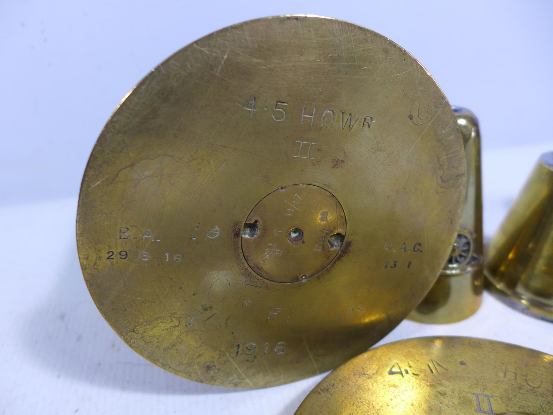 THREE BRASS WORLD WAR I TRENCH ART SHELL CASES IN THE FORM OF A BOX AND LIGHTER AND A LID, LIGHTER - Bild 4 aus 4