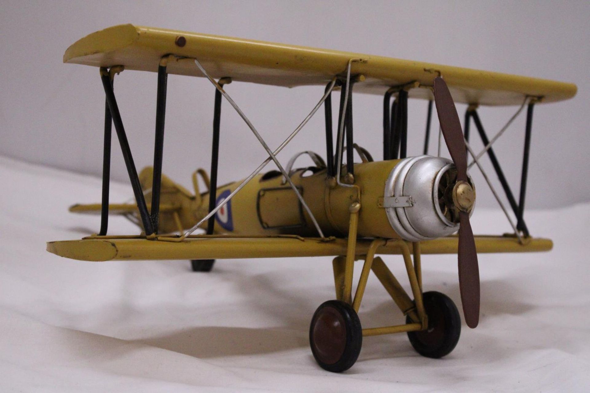 A WORLD WAR 1 BRITISH METAL BI-PLANE - Image 3 of 5