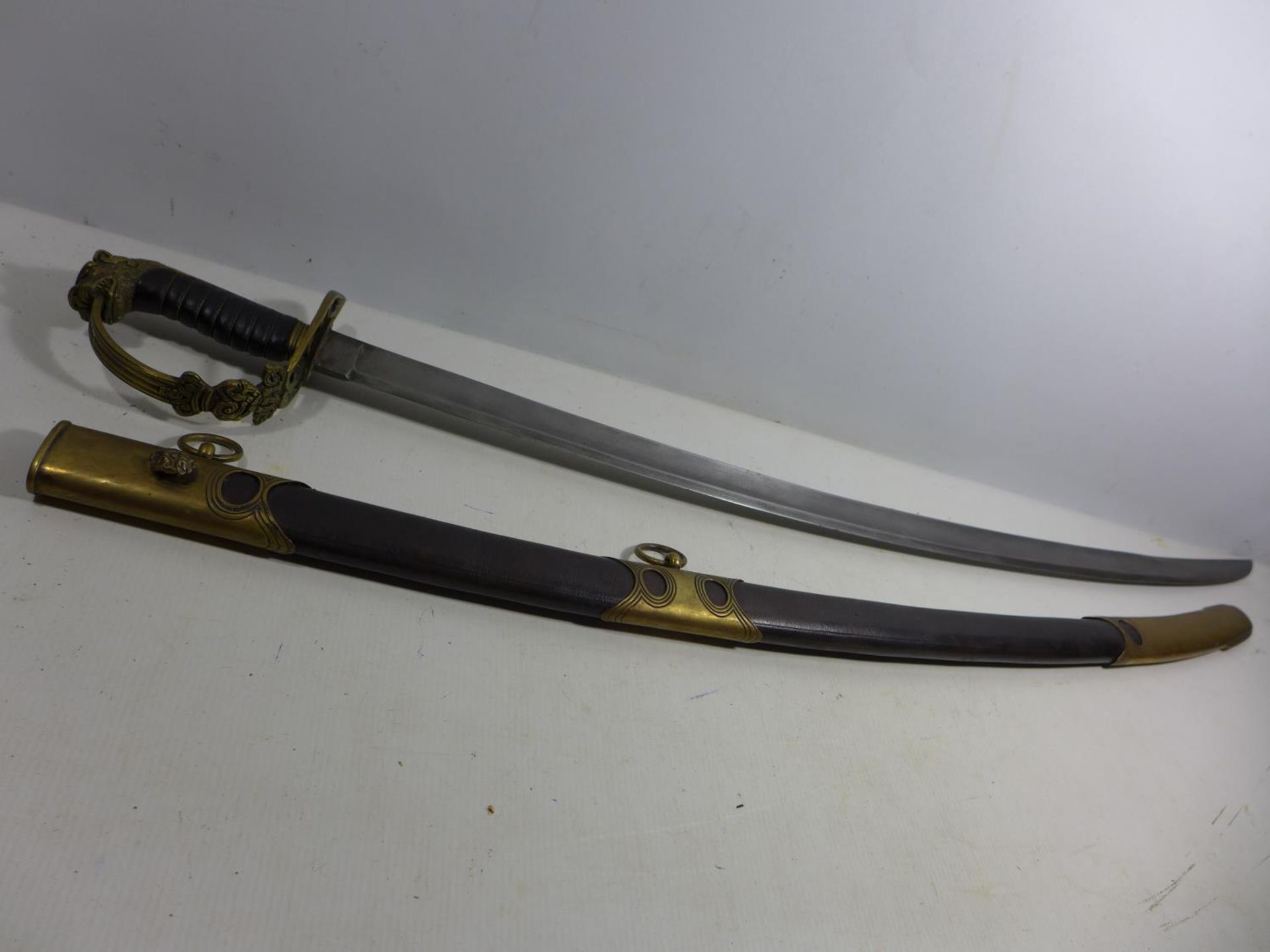 A REPLICA OF A BRITISH NAPOLEONIC WAR OFFICERS SWORD AND SCABBARD, 81CM BLADE, LENGTH 96CM