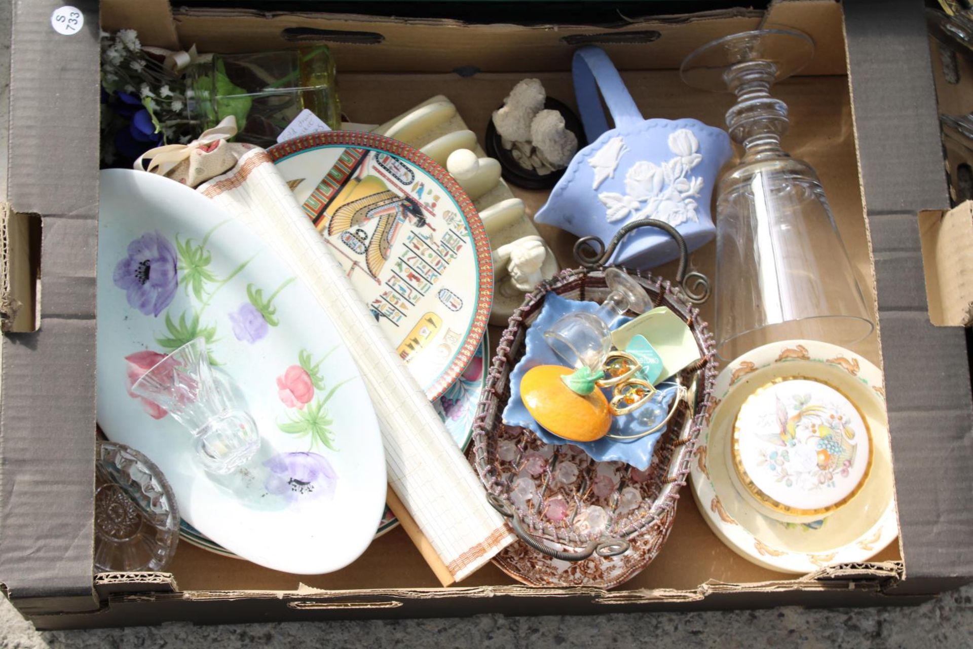 AN ASSORTMENT OF HOUSEHOLD ITEMS TO INCLUDE CERAMICS, GLASS WARE AND BRASS CHARGERS ETC - Image 4 of 4