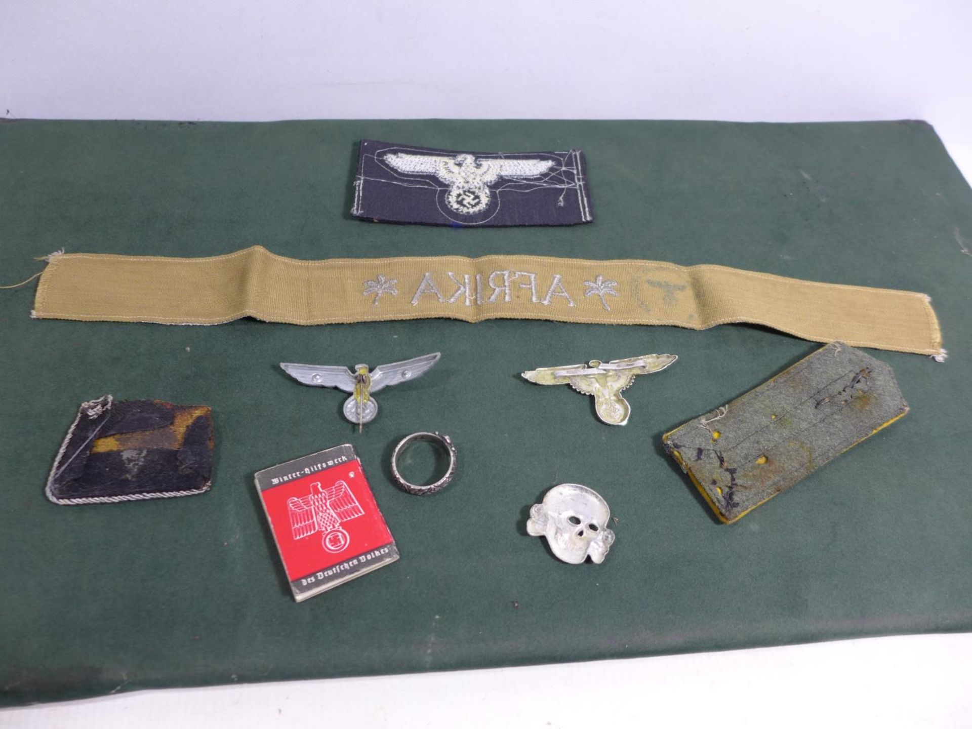 A COLLECTION OF NAZI GERMANY WORLD WAR II BADGES TO INCLUDE AN AFRIKA CORPS TALLY, MINIATURE ADOLF - Bild 4 aus 8