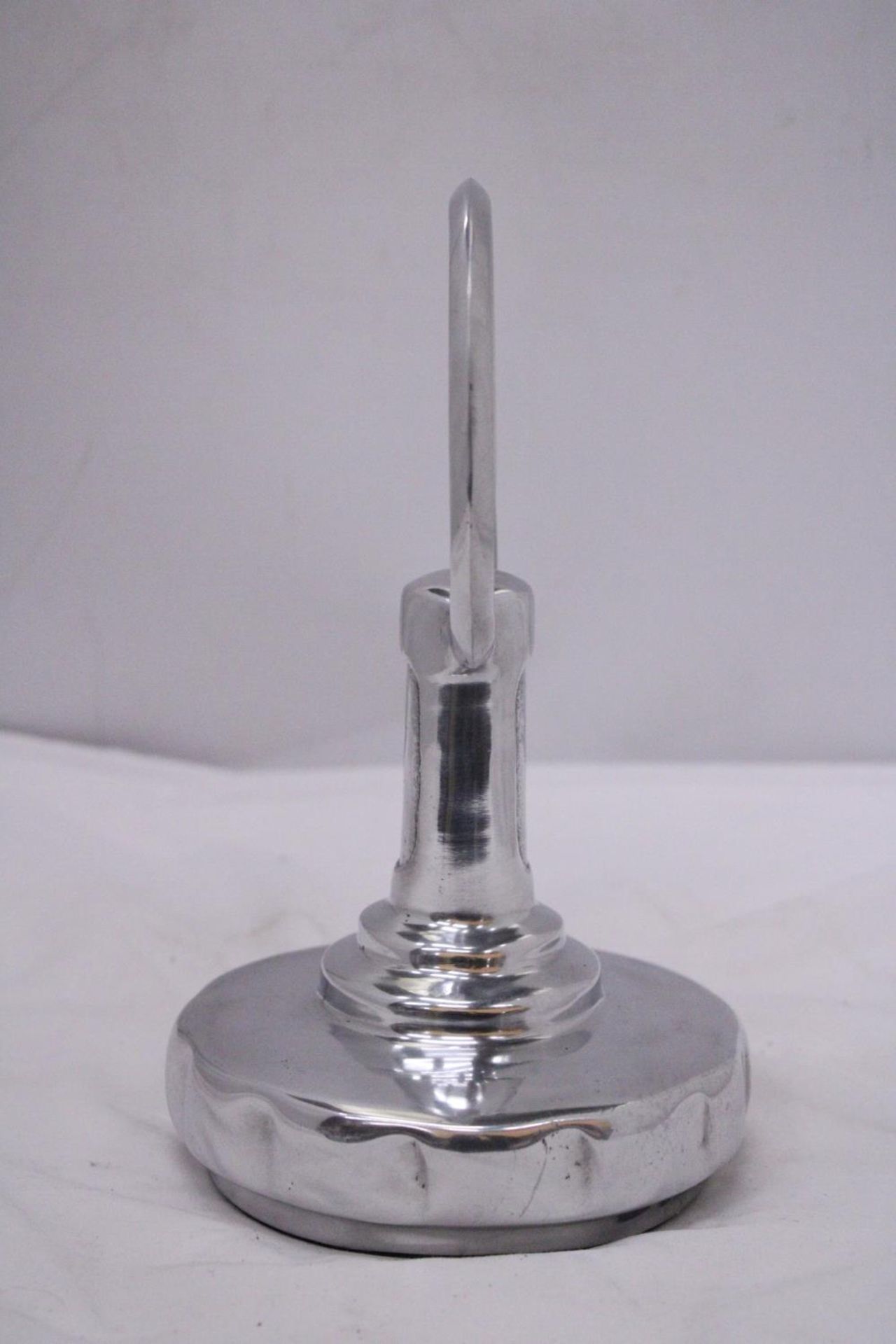 A CHROME MERCEDES BENZ EMBLEM ON A BASE, HEIGHT 23CM - Bild 3 aus 4