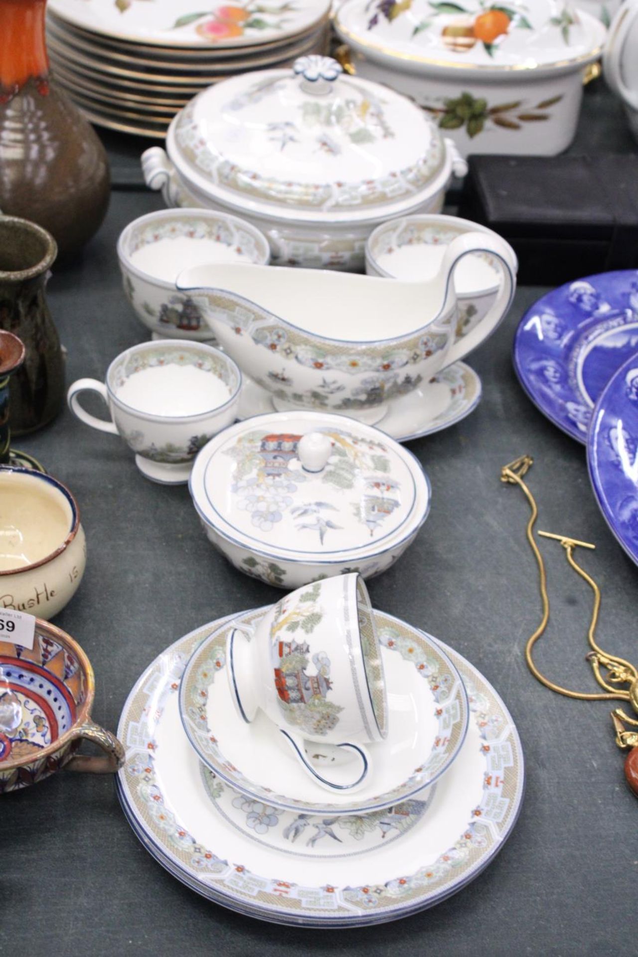 A PART ORIENTAL STYLE WEDGWOOD DINNER SERVICE TO INCLUDE A GRAVY JUG, CUP, PLATES ETC