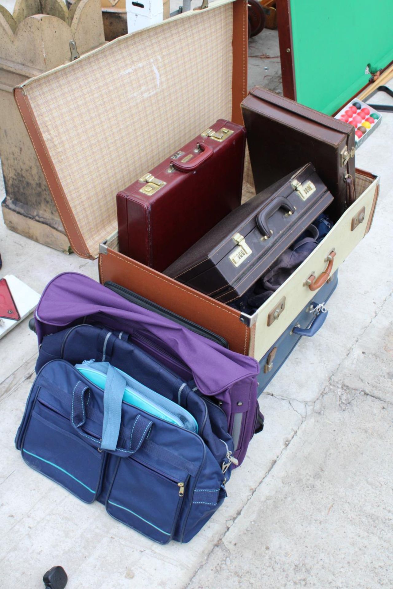 AN ASSORTMENT OF TRAVEL CASES AND BAGS ETC - Image 2 of 2