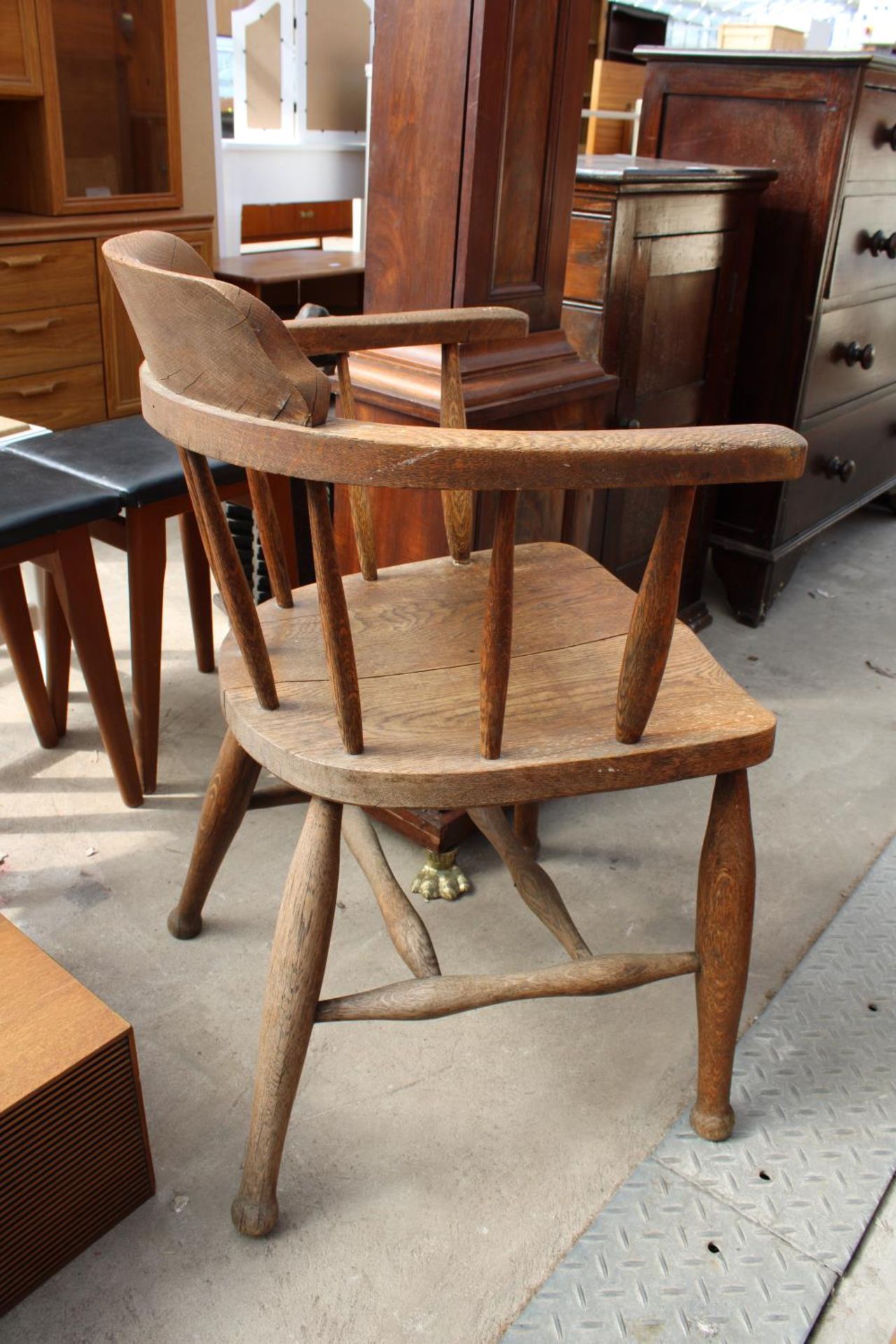 AN EARLY 20TH CENTURY ELM CAPTAINS STYLE CHAIR - Image 2 of 2