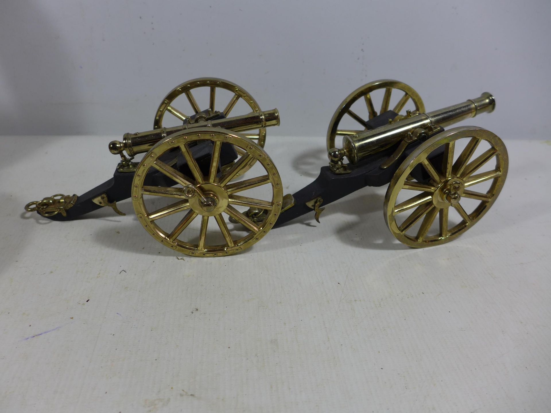 TWO NON FIRING MODEL FIELD CANNONS, 12CM BARRELS, LENGTH 20CM - Bild 3 aus 3