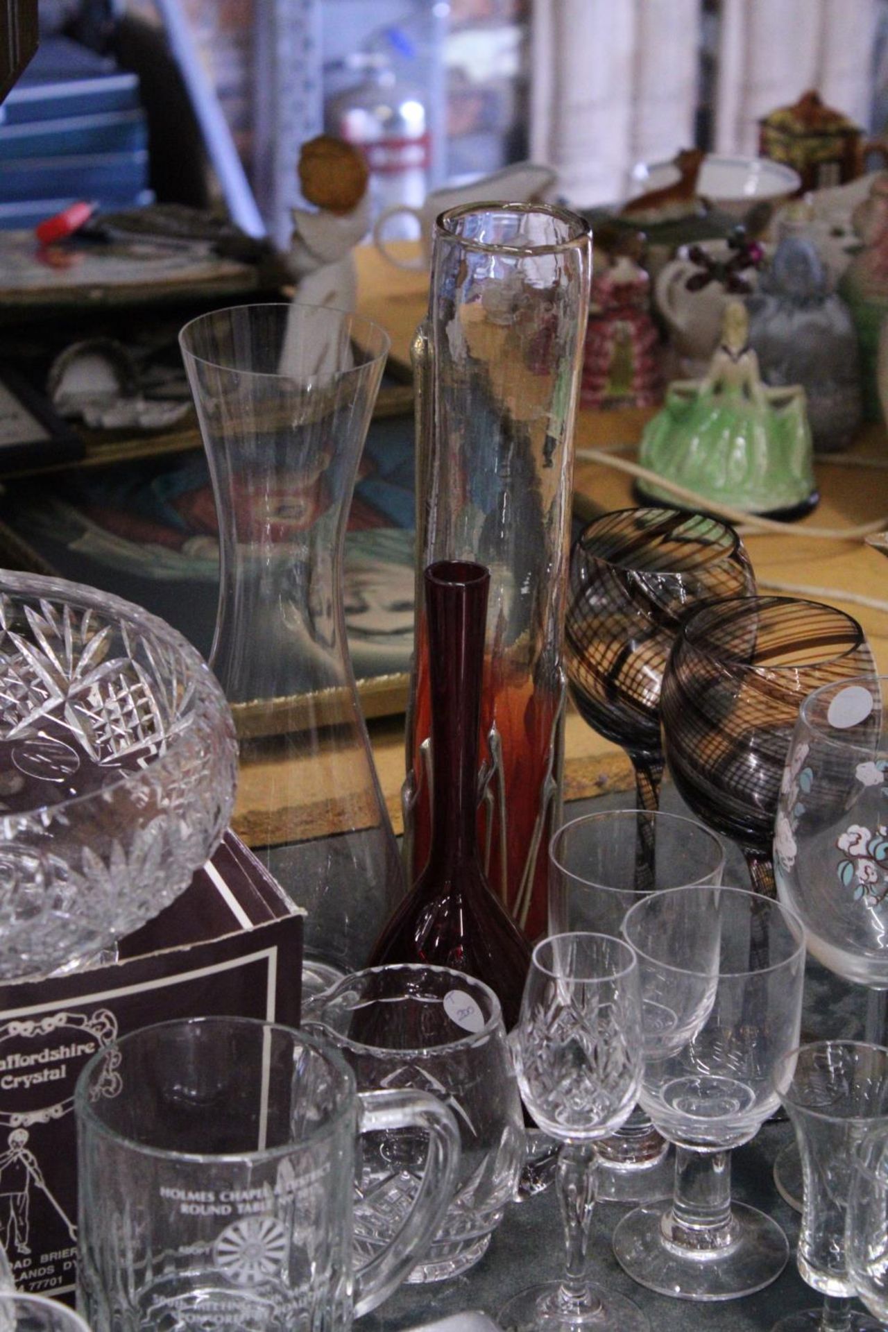 A MIXED LOT OF GLASSWARE TO INCLUDE WINE GLASSES, VASES, A STAFFORDSHIRE CRYSTAL BOWL, TWO MIRRORS - Bild 6 aus 6
