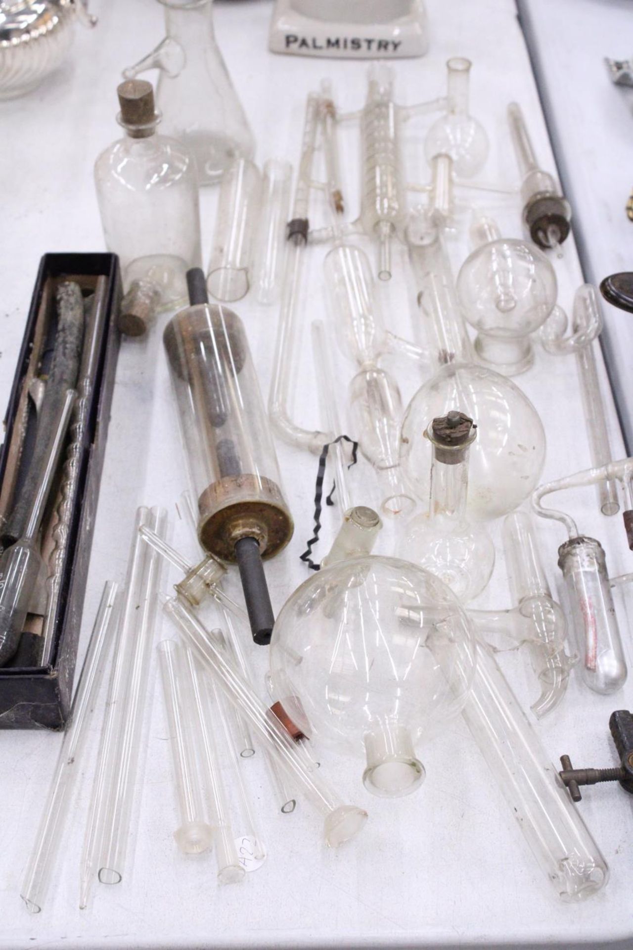 A SELECTION OF LABORATORY GLASSWARE EQUIPMENT TO INCLUDE TUBES ETC