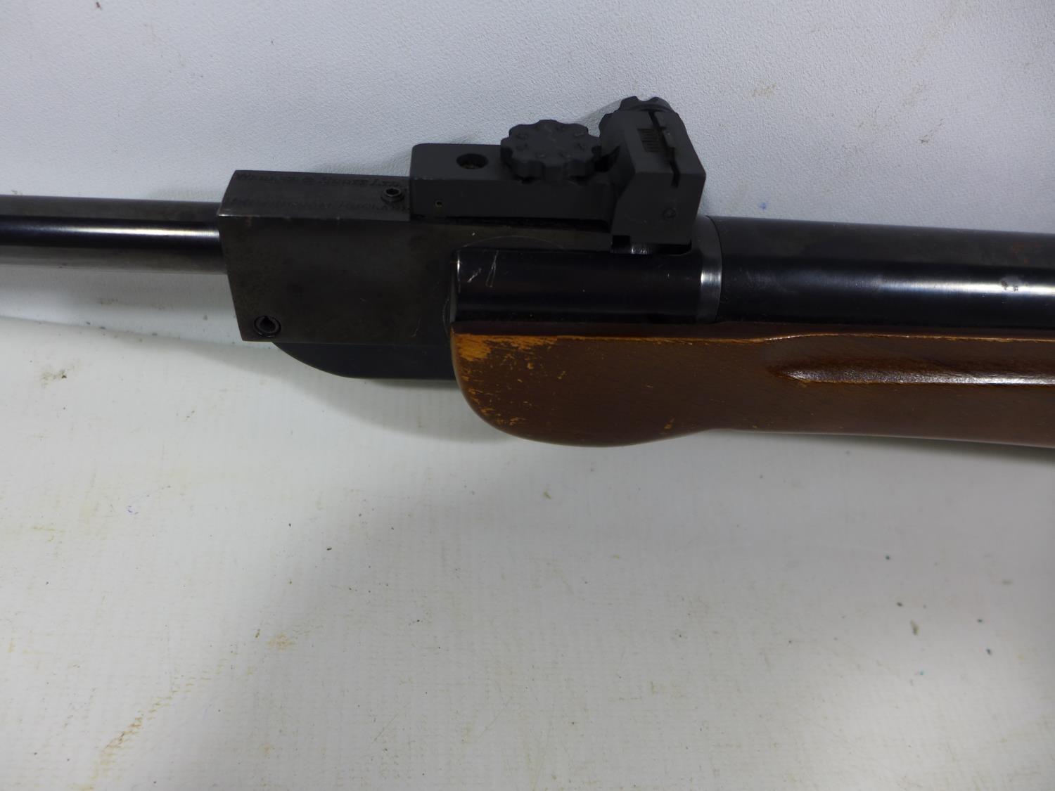 A WEBLEY HAWK MKII .22 CALIBRE AIR RIFLE, 43CM BARREL, LENGTH 107CM, TOGETHER WITH SLIP CASE - Image 5 of 8