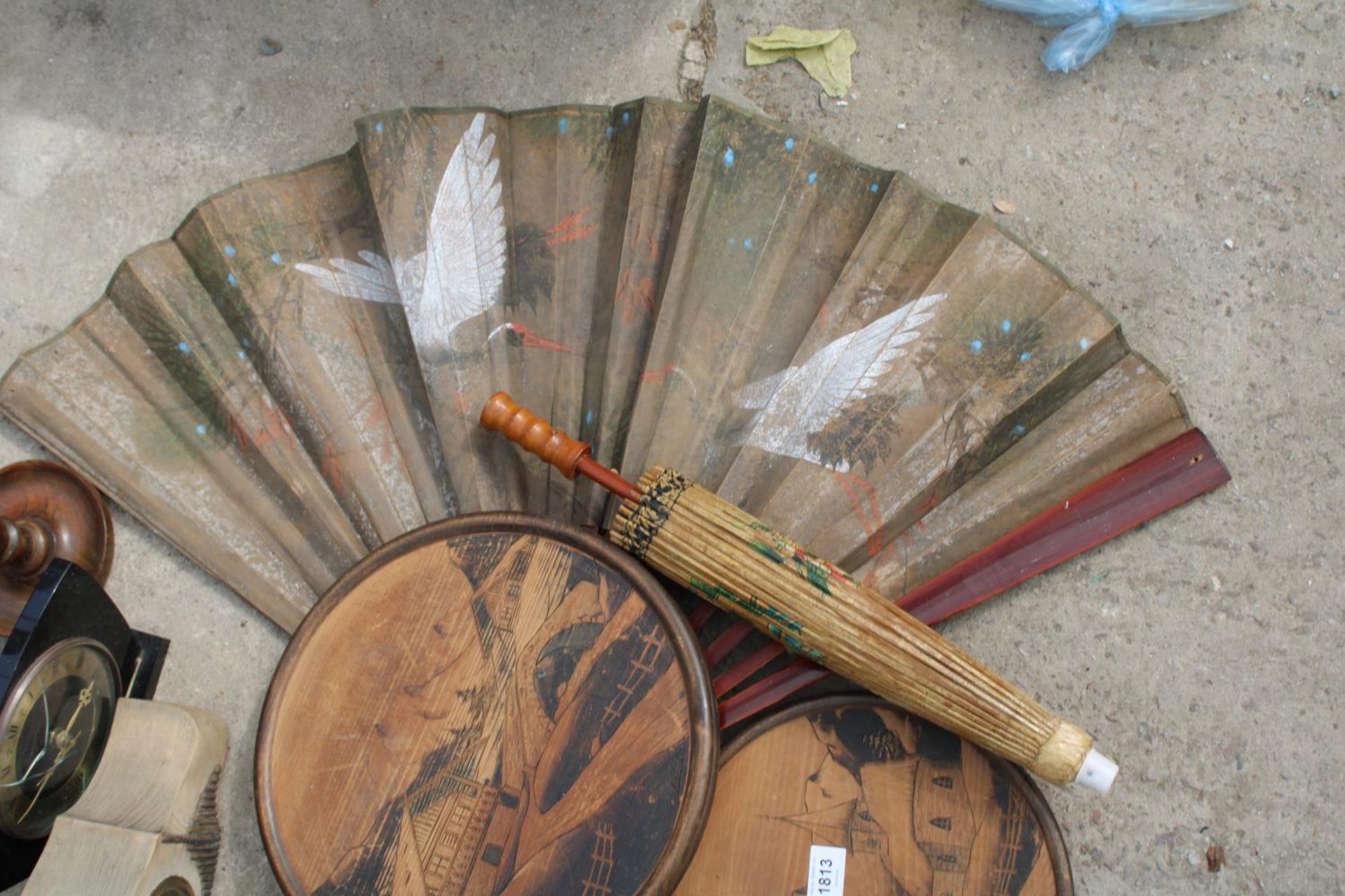 AN ASSORTMENT OF VINTAGE ITEMS TO INCLUDE A FAN, A PARASOL AND CLOCKS ETC - Image 4 of 4