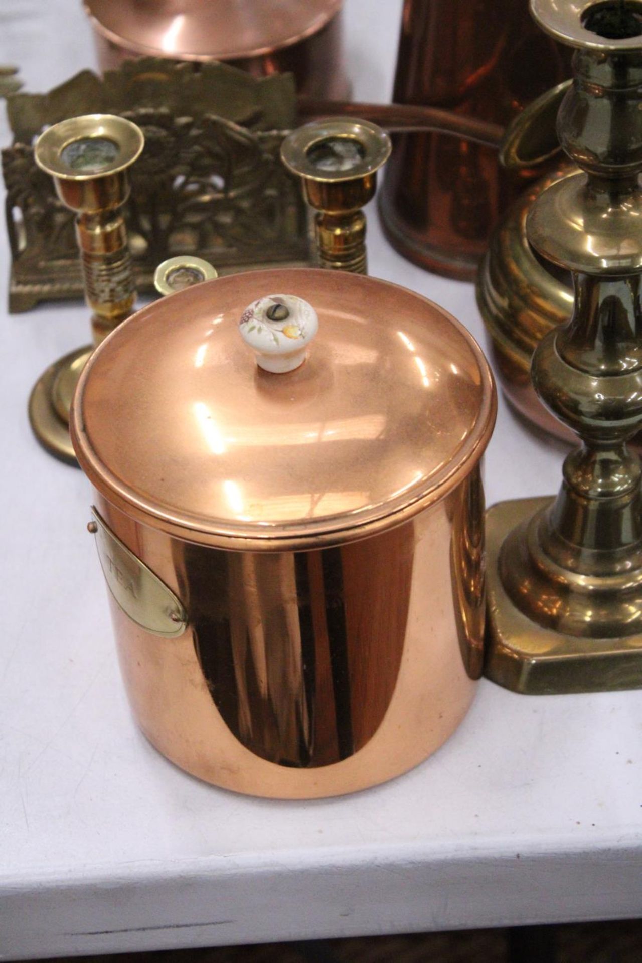 A MIXED LOT OF COPPER AND BRASSWARE TO INCLUDE CANDLE STICKS, WATERING CAN ETC - Image 5 of 6