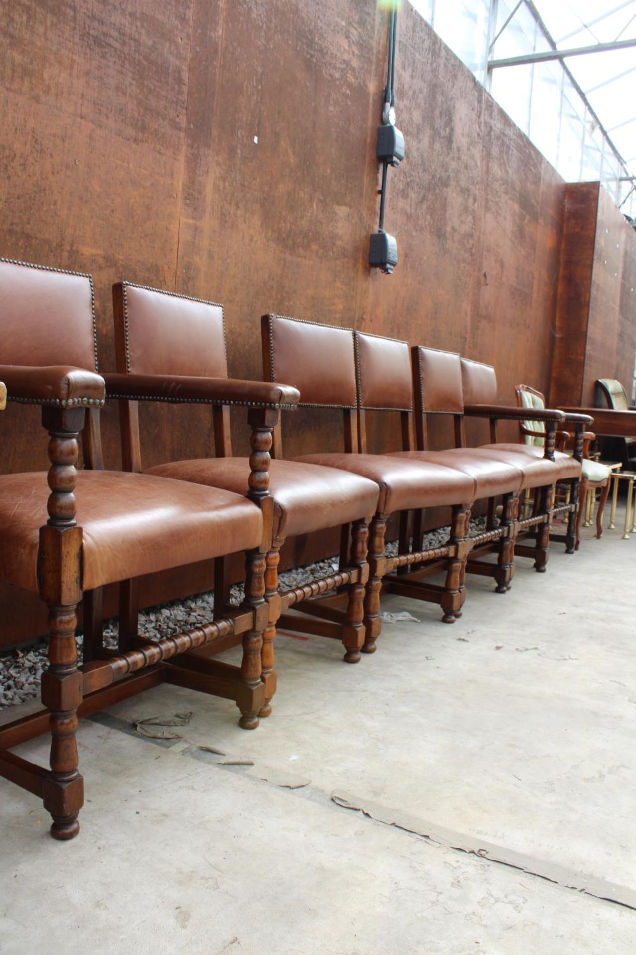 A SET OF 6 OAK JACOBEAN STYLE DINING CHAIRS WITH LEATHER SEATS AND LEATHER STUDDED BACKS ON TURNED - Image 4 of 4