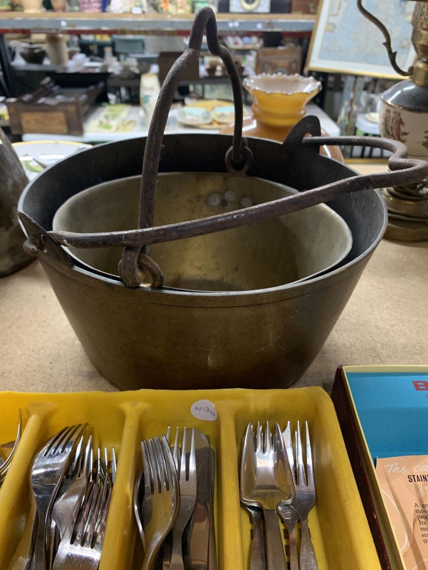 A QUANTITY OF STAINLESS STEEL CUTLERY IN TRAY, TWO BRASS BUCKETS WITH A FURTHER BOXED "BUTLER" - Bild 4 aus 4