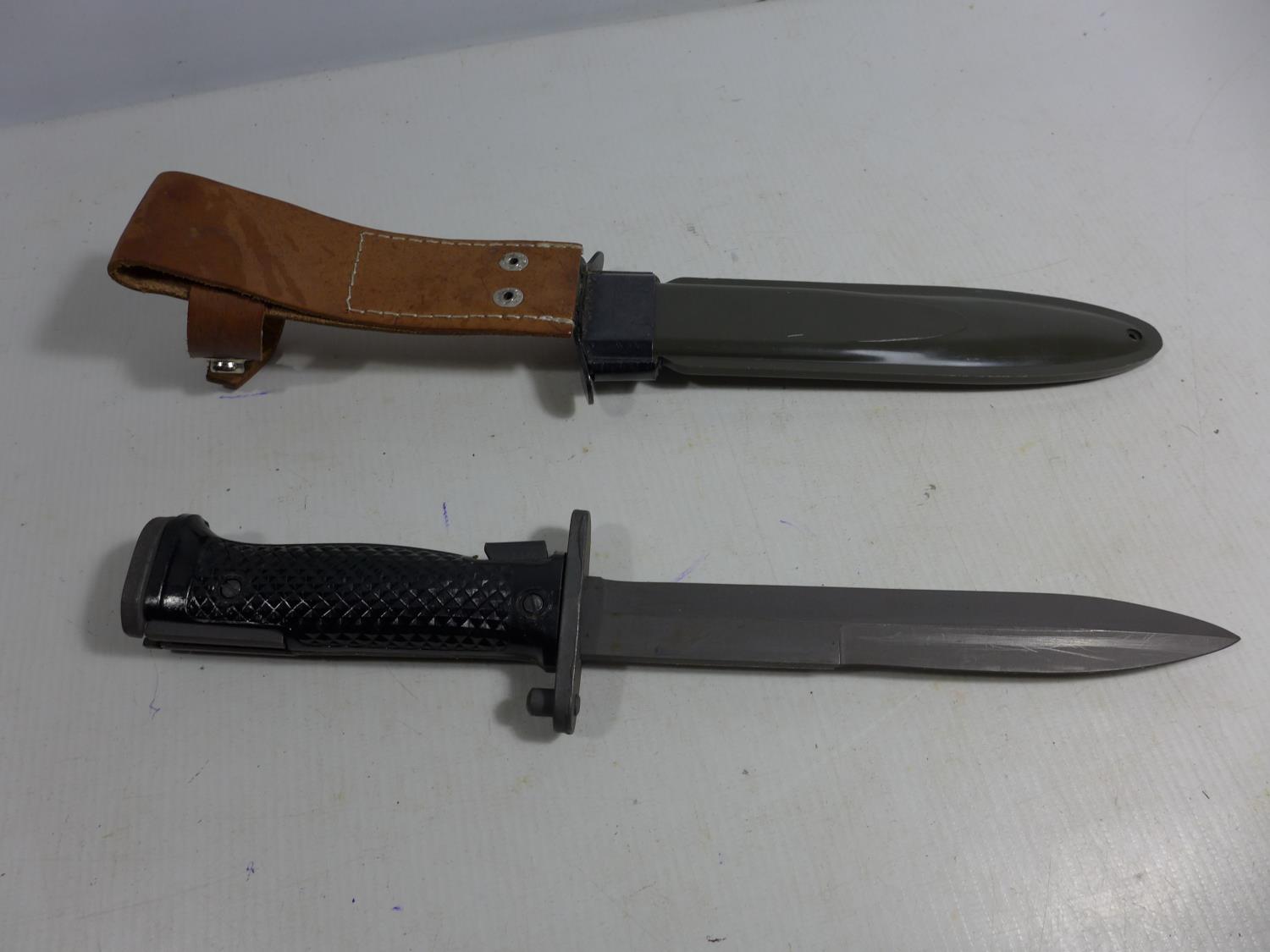 A U.S.M5 BAYONET AND SCABBARD, 17CM BLADE, LENGTH 32CM - Image 2 of 4