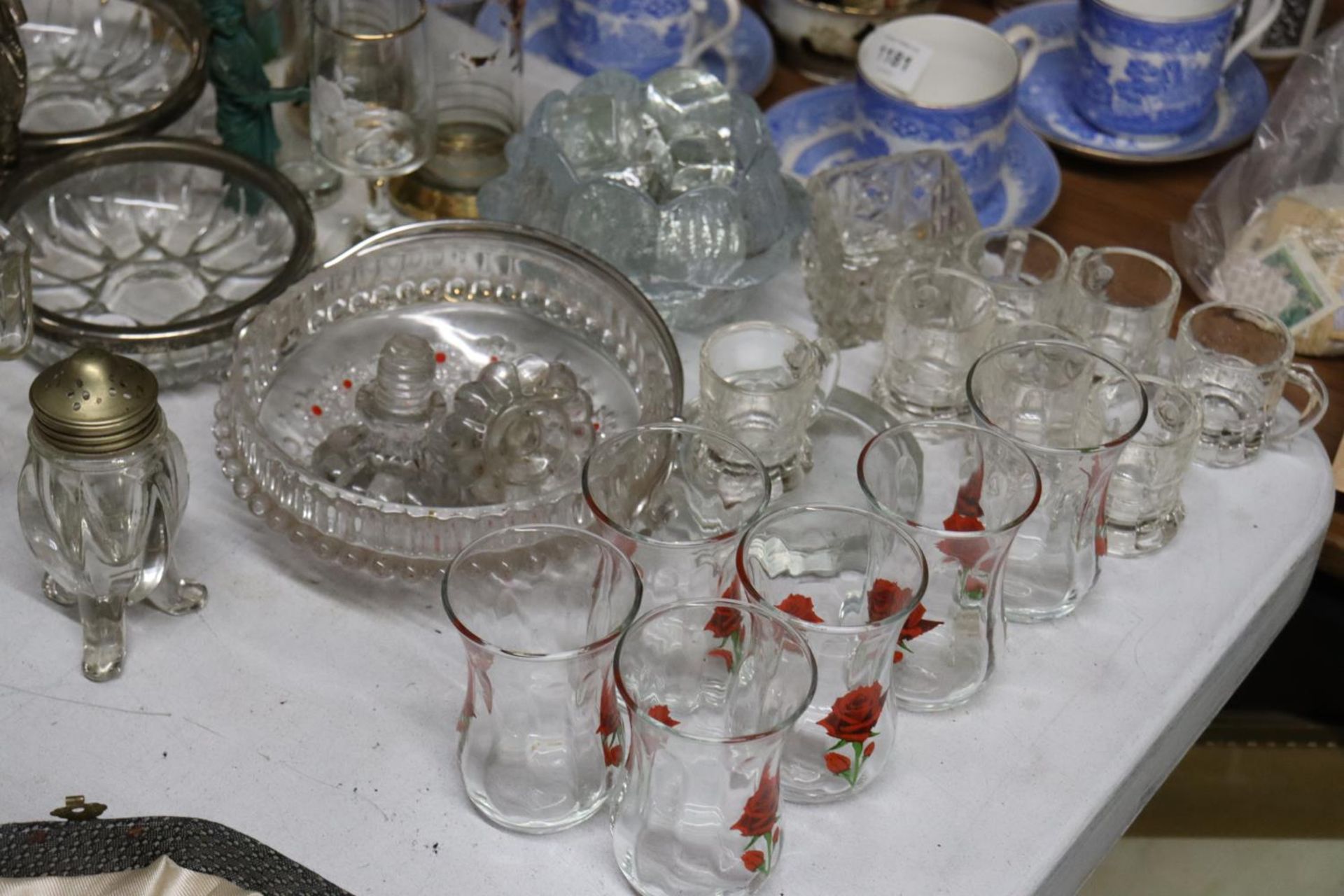 A MIXED LOT OF GLASSWARE TO INCLUDE HUNTING GLASSES, MINIATURE GLASS TANKERS, GLASS ICE CUBES ETC - Image 4 of 7