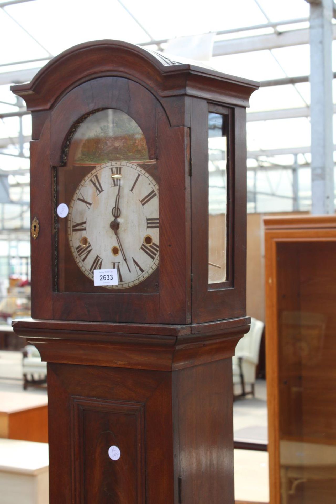 AN EARLY 20TH CENTURY MAHOGANY LONG CASE CLOCK WITH DOMED TOP ON FRONT BRASS CLAW FEET, 17" WIDE - Bild 2 aus 3