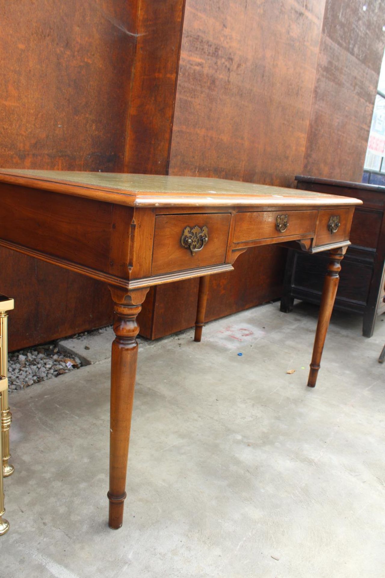 A 19TH CENTURY STYLE SIMPON'S OF NORFOLK 3 DRAWER DESK WITH INSET LEATHER TOP ON TURNED LEGS, 46" - Image 5 of 5