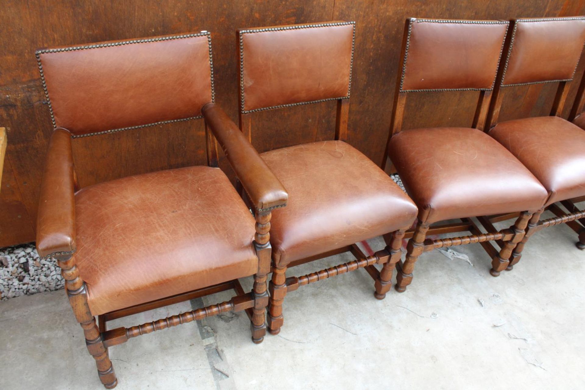 A SET OF 6 OAK JACOBEAN STYLE DINING CHAIRS WITH LEATHER SEATS AND LEATHER STUDDED BACKS ON TURNED - Image 2 of 4