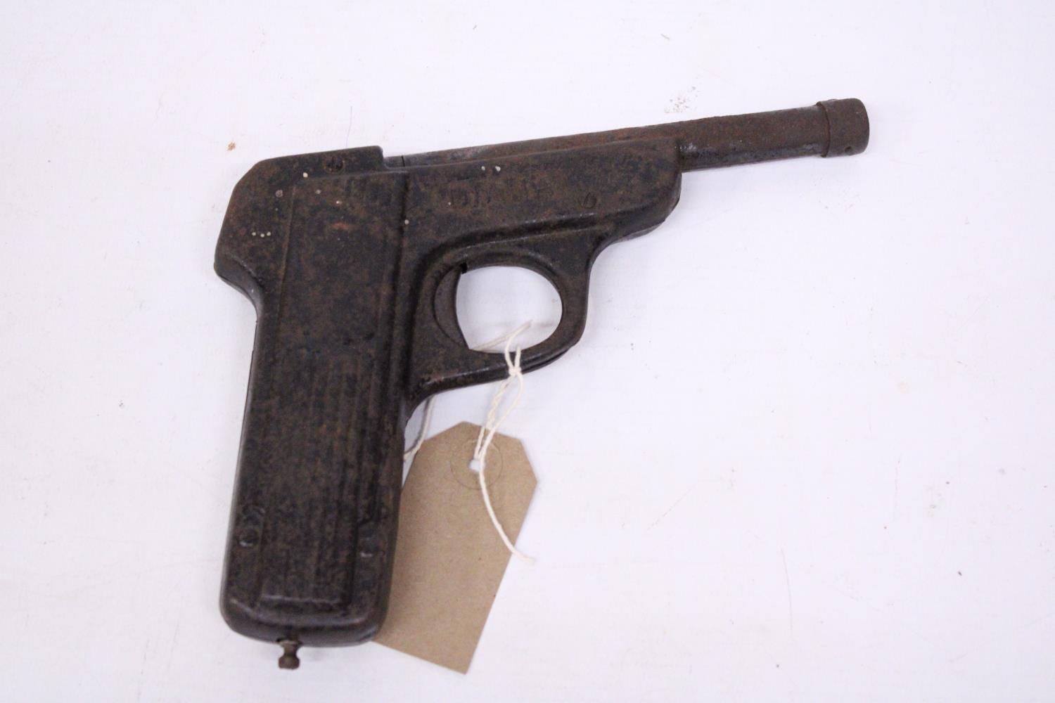 A PRE-WAR GERMAN DIANA FIRST MODEL .177 CALIBRE TIN PLATE AIR PISTOL 14.5CM BARREL, LENGTH 20CM (A/ - Image 4 of 4