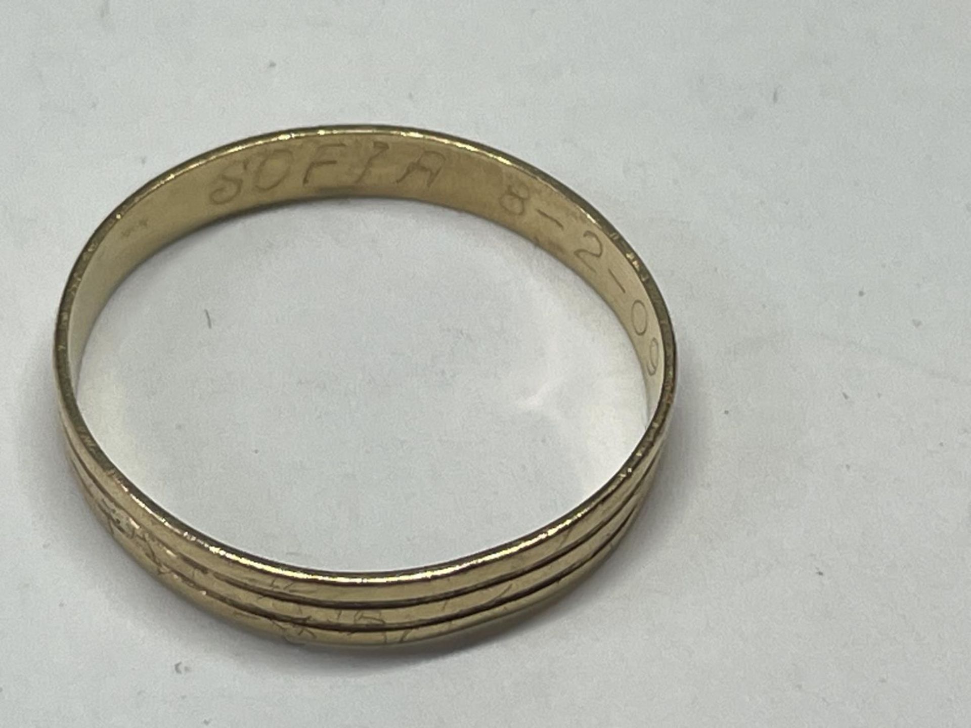 A TESTED TO 9 CARAT GOLD WEDDING BAND SIZE R IN A PRESENTATION BOX - Bild 3 aus 3