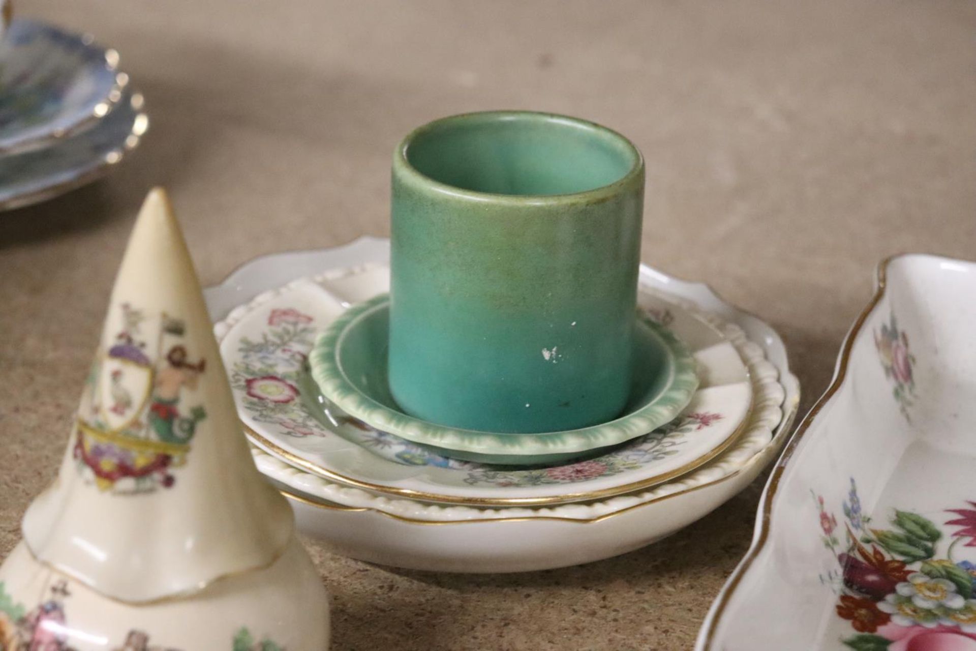 A MIXED LOT TO INCLUDE WEDGEWOOD, ROYAL ALBERT, COALPORT, ROYAL WINTON ETC - Image 7 of 7