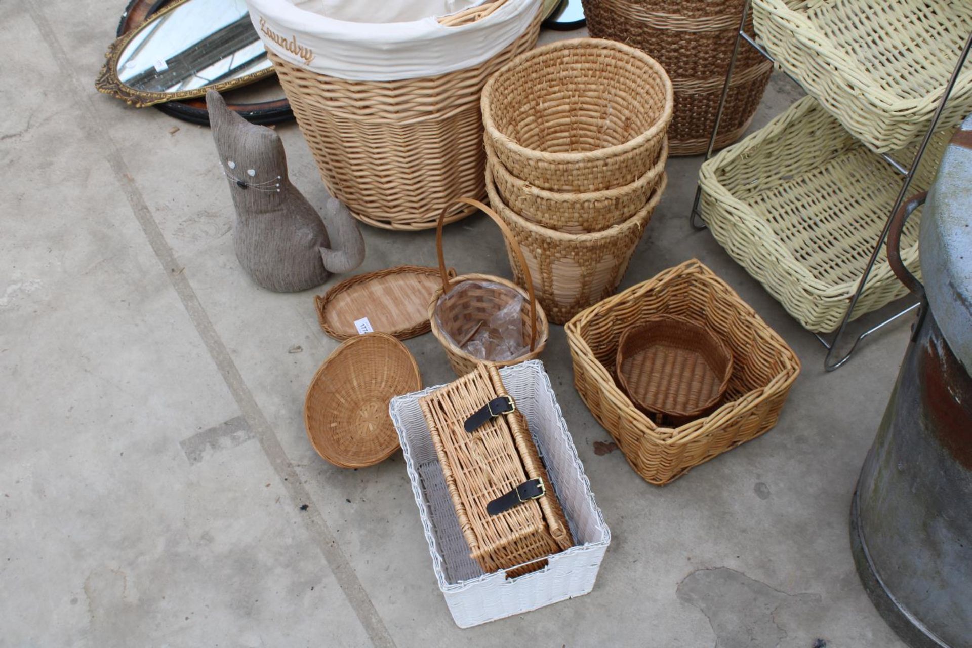 AN ASSORTMENT OF WICKER ITEMS TO INCLUDE A LAUNDRY BASKET, WASTE BINS AND A SHELF UNIT ETC - Image 2 of 4