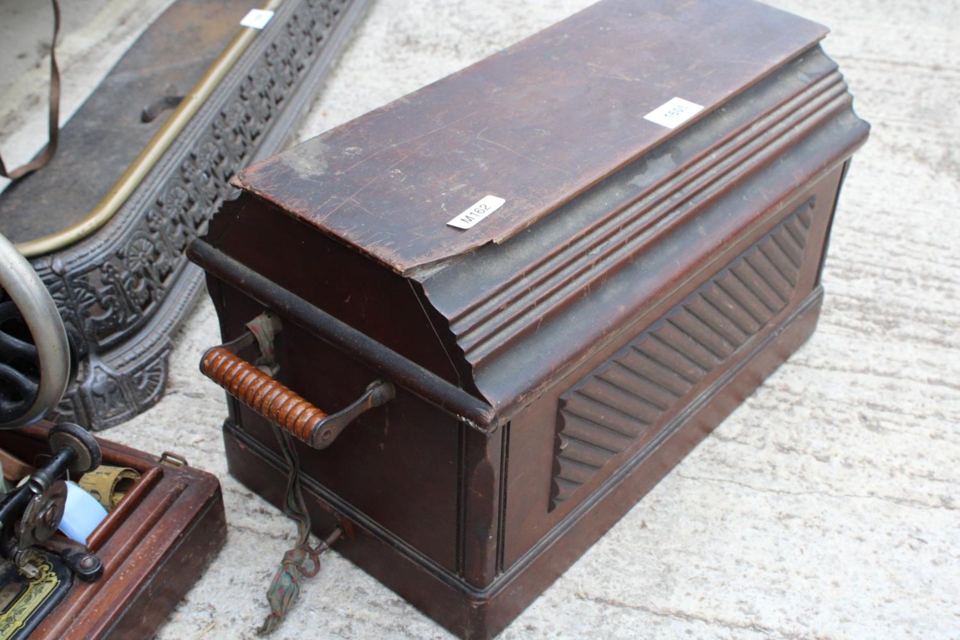 A VINTAGE SINGER SEWING MACHINE WITH WOODEN CARRY CASE - Bild 3 aus 4