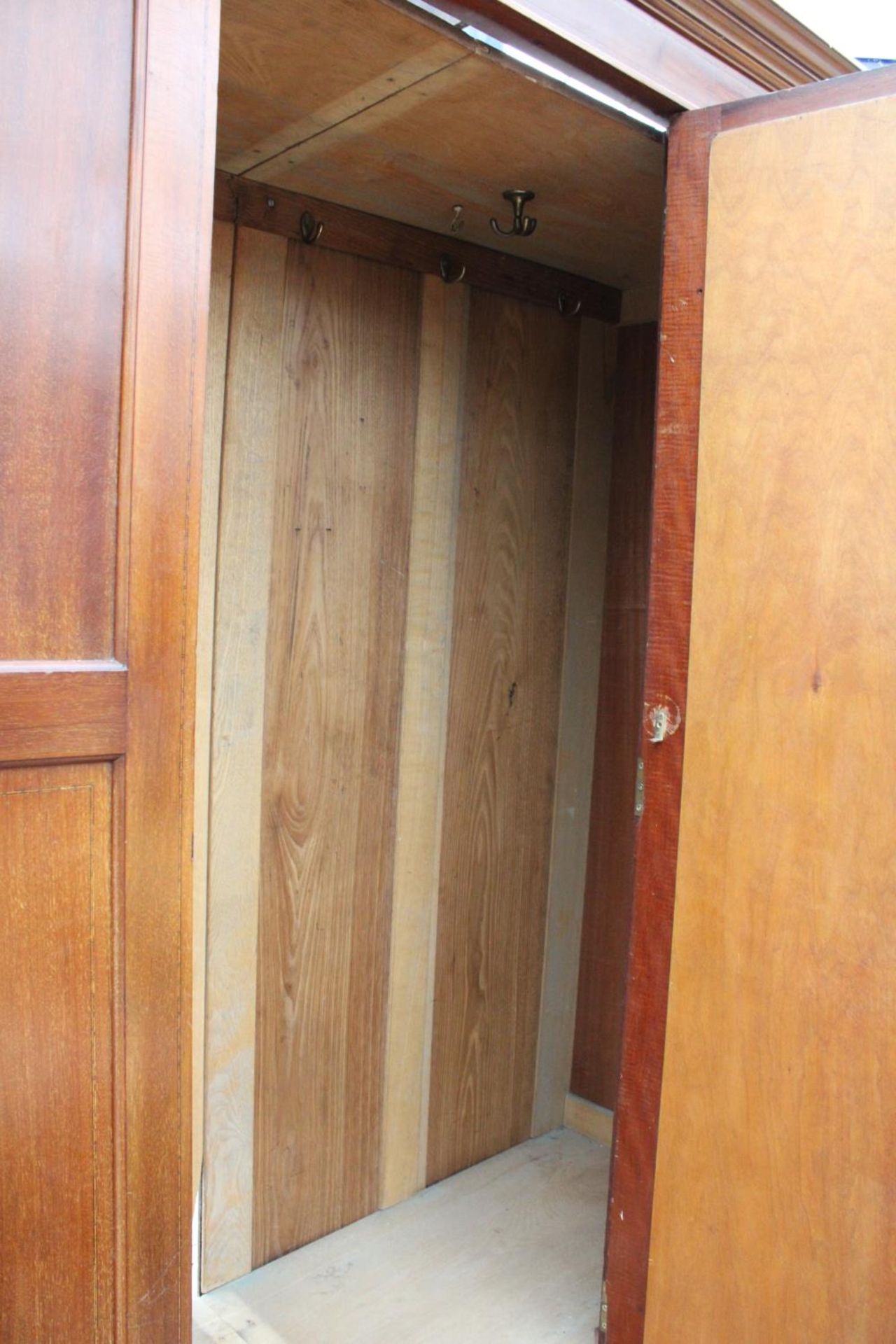 AN EDWARDIAN MAHOGANY AND INLAID MIRROR DOOR WARDROBE WITH TWO DRAWERS TO BASE, 62" WIDE - Image 4 of 4