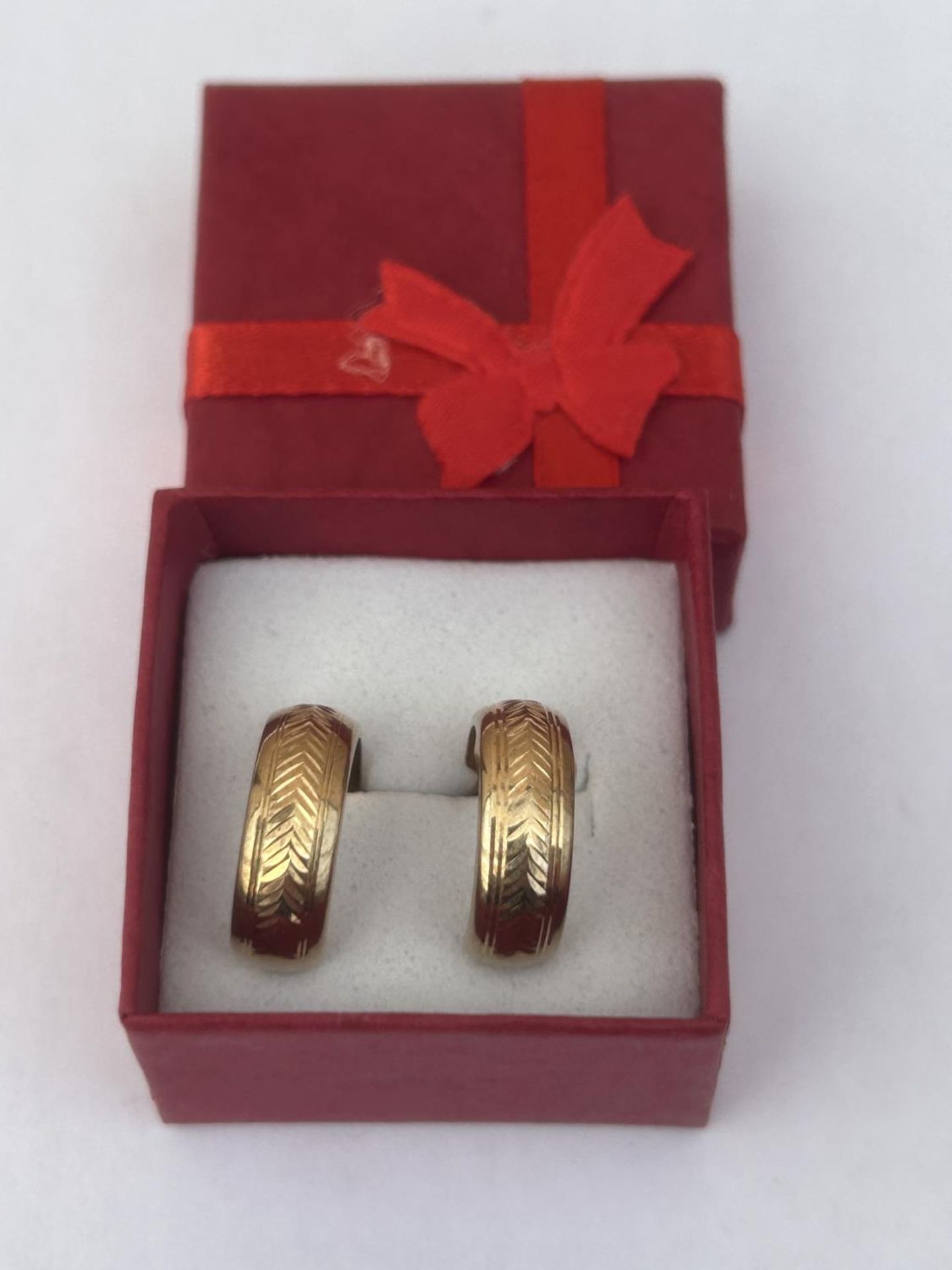 A PAIR OF 9CT GOLD HALF MOON EARRINGS COMPLETE WITH GOLD BUTTERFLY BACKS AND PRESENTATION BOX,