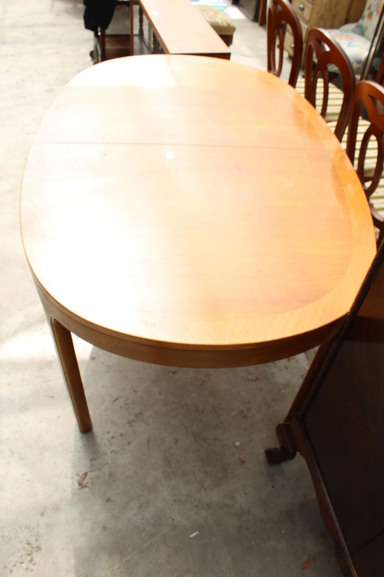 A RETRO TEAK AND CROSSBANDED EXTENDING DINING TABLE 60" X 39" (LEAF 21") - Bild 3 aus 4