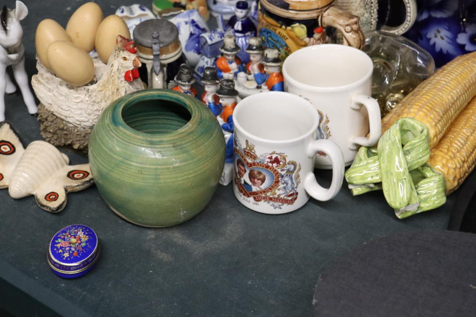 A MIXED LOT OF CERAMICS TO INCLUDE CONTINENTAL FIGURES, DONKEYS, COMMEMORATIVE MUGS, STEINS, DELFT - Image 6 of 6