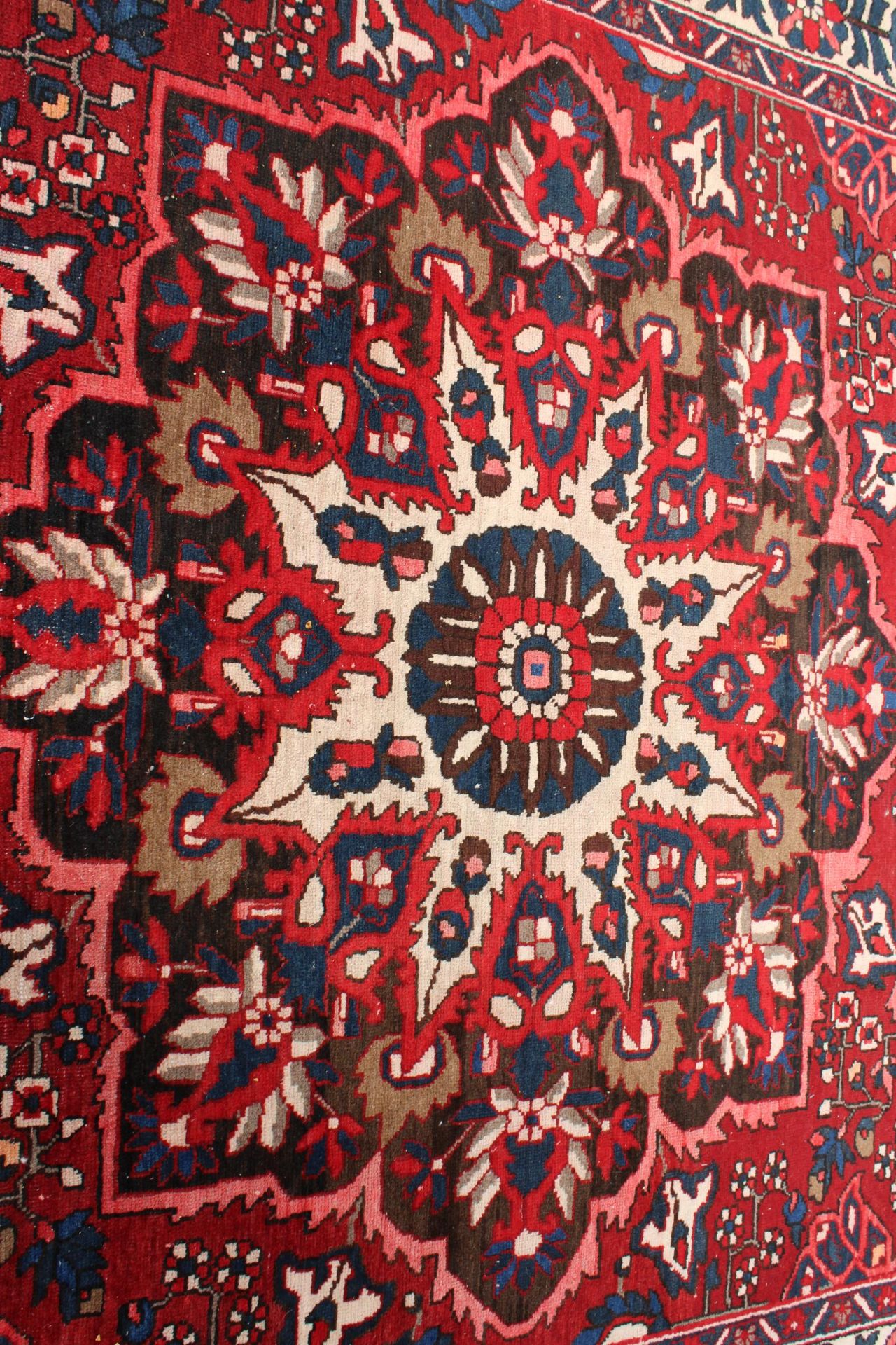A LARGE RED PATTERNED FRINGED RUG - Image 4 of 5