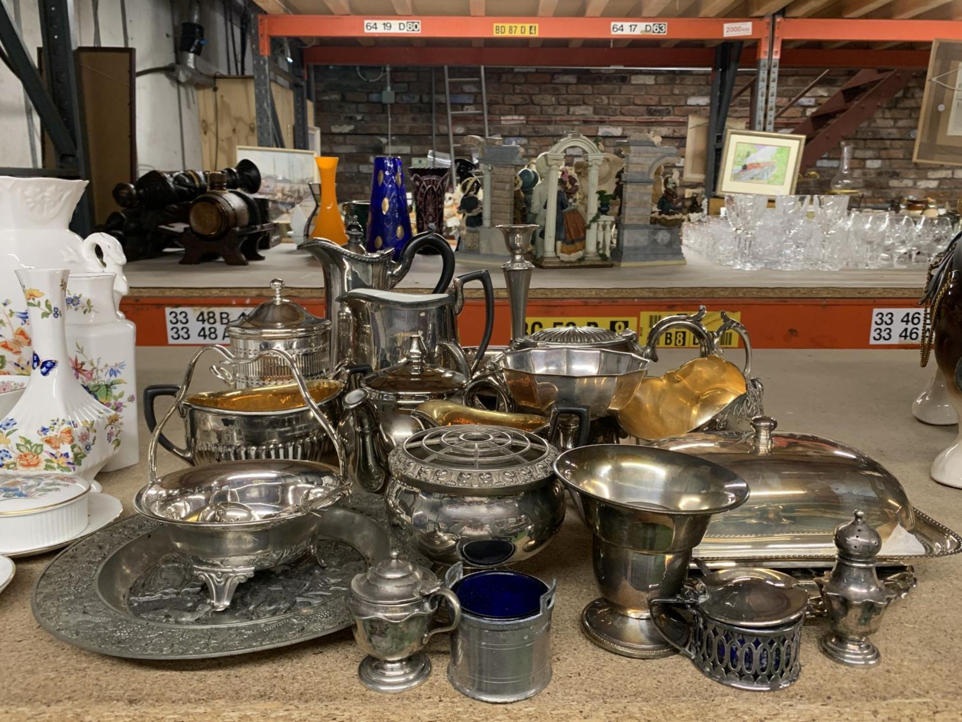 A LARGE QUANTITY OF SILVER PLATE TO INCLUDE JUGS, CANDLESTICKS, BOWLS, A TEAPOT, COFFEE POT,