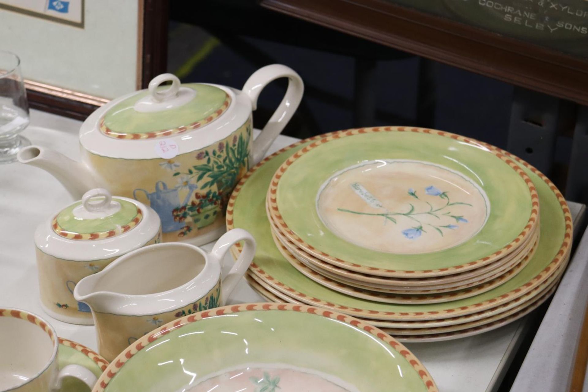 A PART DINNER SERVICE TO INCLUDE PLATES, LARGE BOWLS, DESSERT BOWLS, A TEAPOT, SUGAR BOWL, CREAM - Image 2 of 6