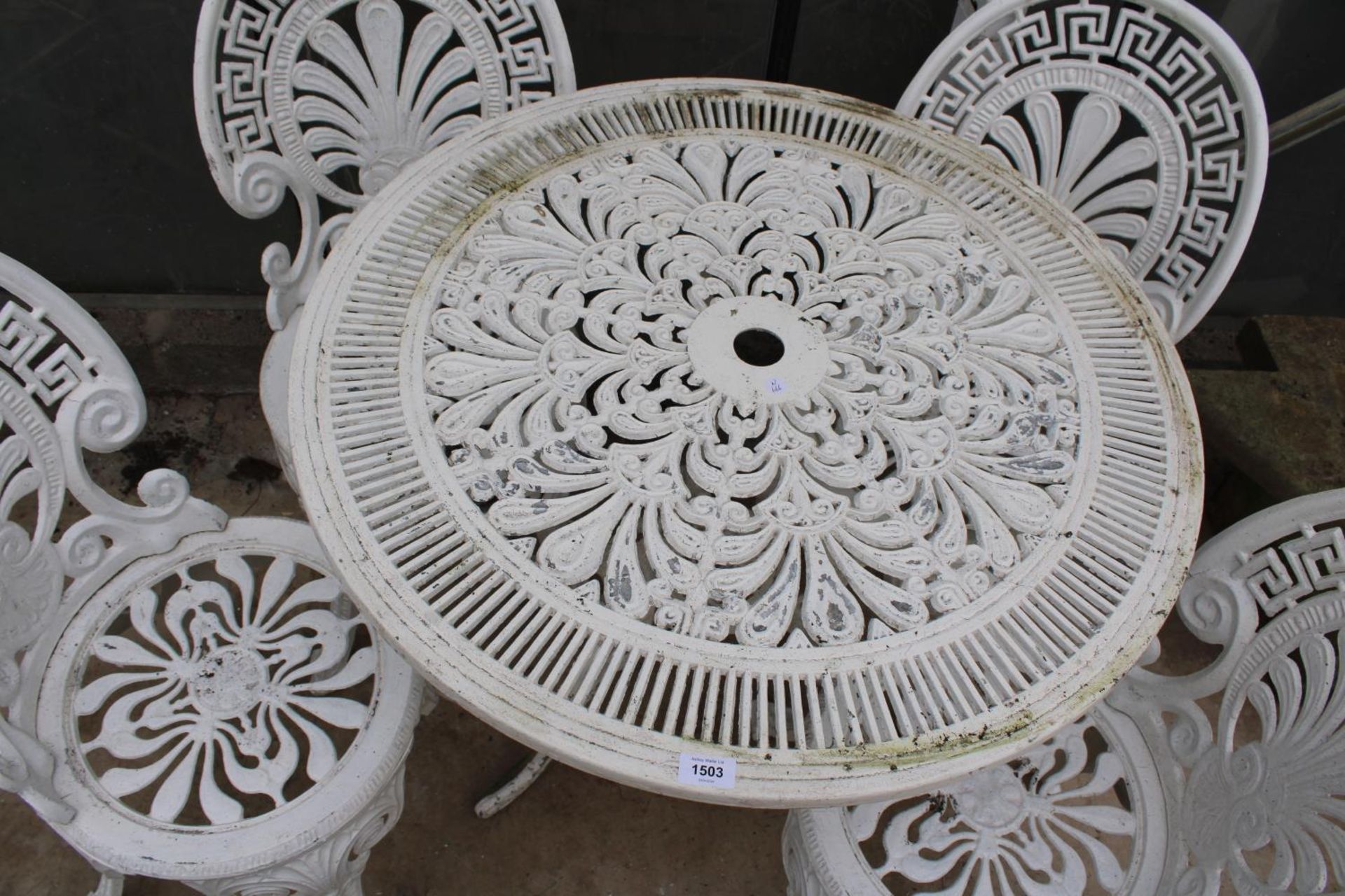 A VINTAGE CAST ALLOY BISTRO SET COMPRISING OF A ROUND TABLE AND FOUR CHAIRS - Image 4 of 6