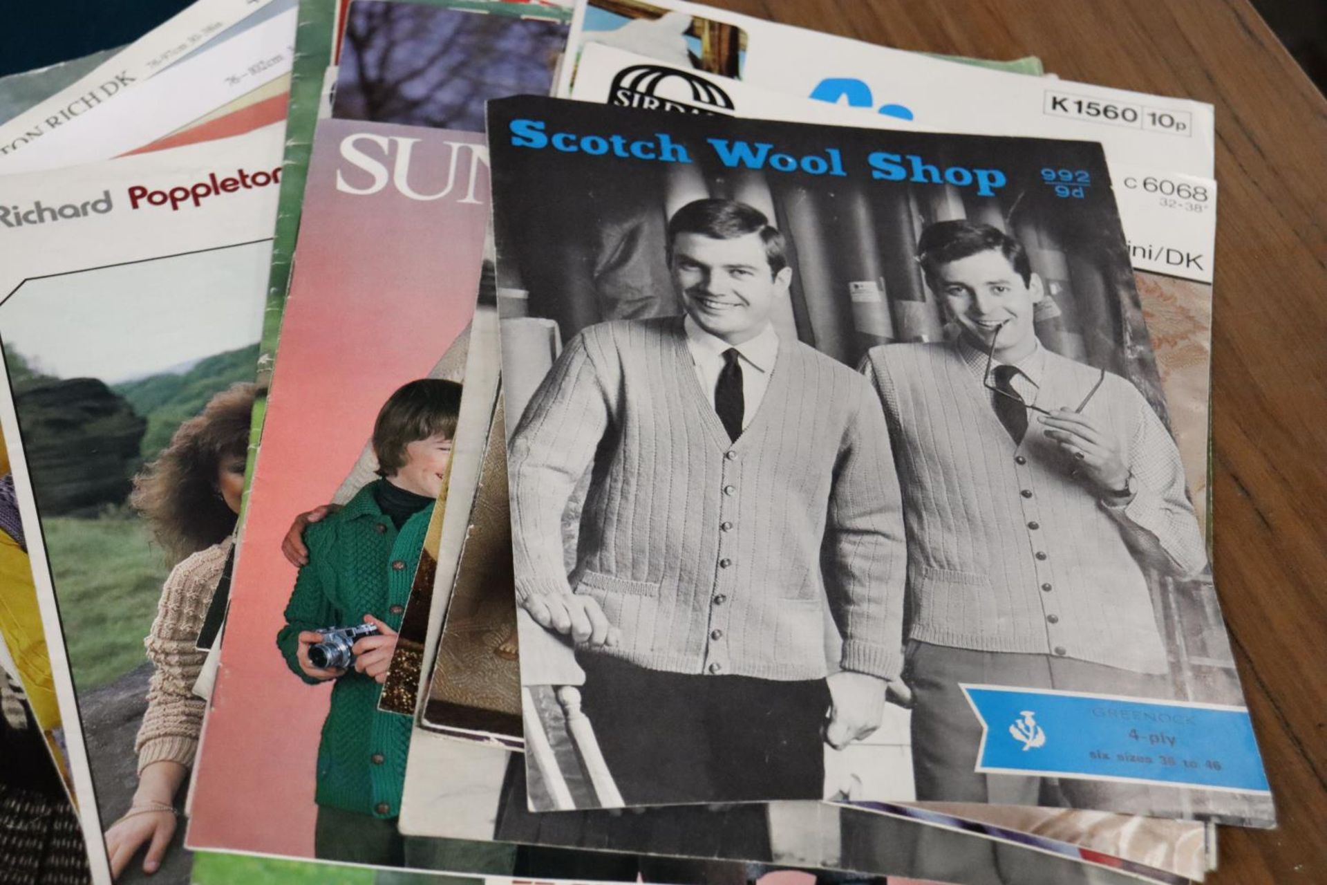 A QUANTITY OF KNITTING PATTERNS AND FASHION BOOKLETS (70 IN TOTAL) - Image 3 of 5