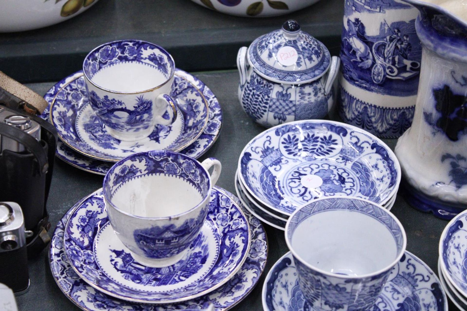 A LARGE QUANTITY OF ORIENTAL STYLE BLUE AND WHITE TO INCLUDE CUPS,SAUCERS,SIDE PLATES PLUS A JUG AND - Bild 3 aus 6
